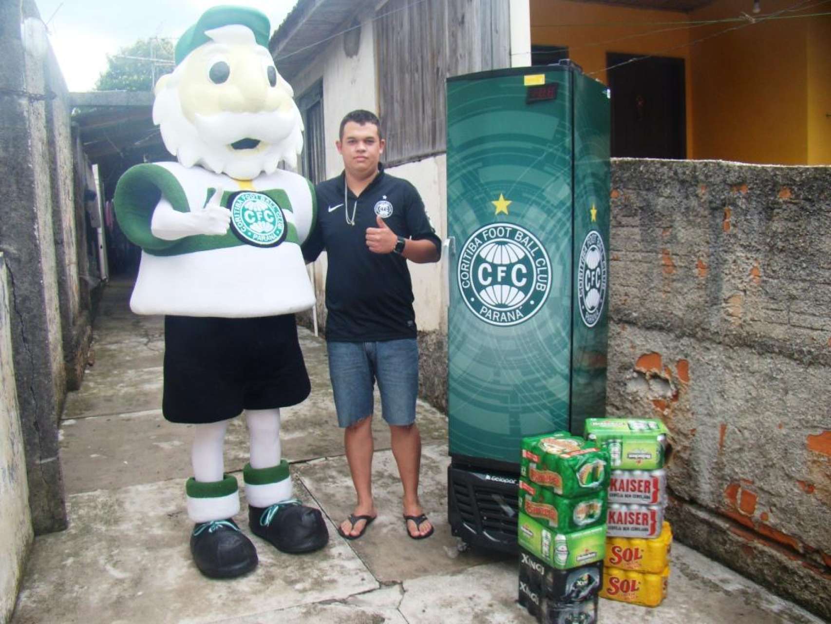 S�cios recebem geladeiras de dezembro