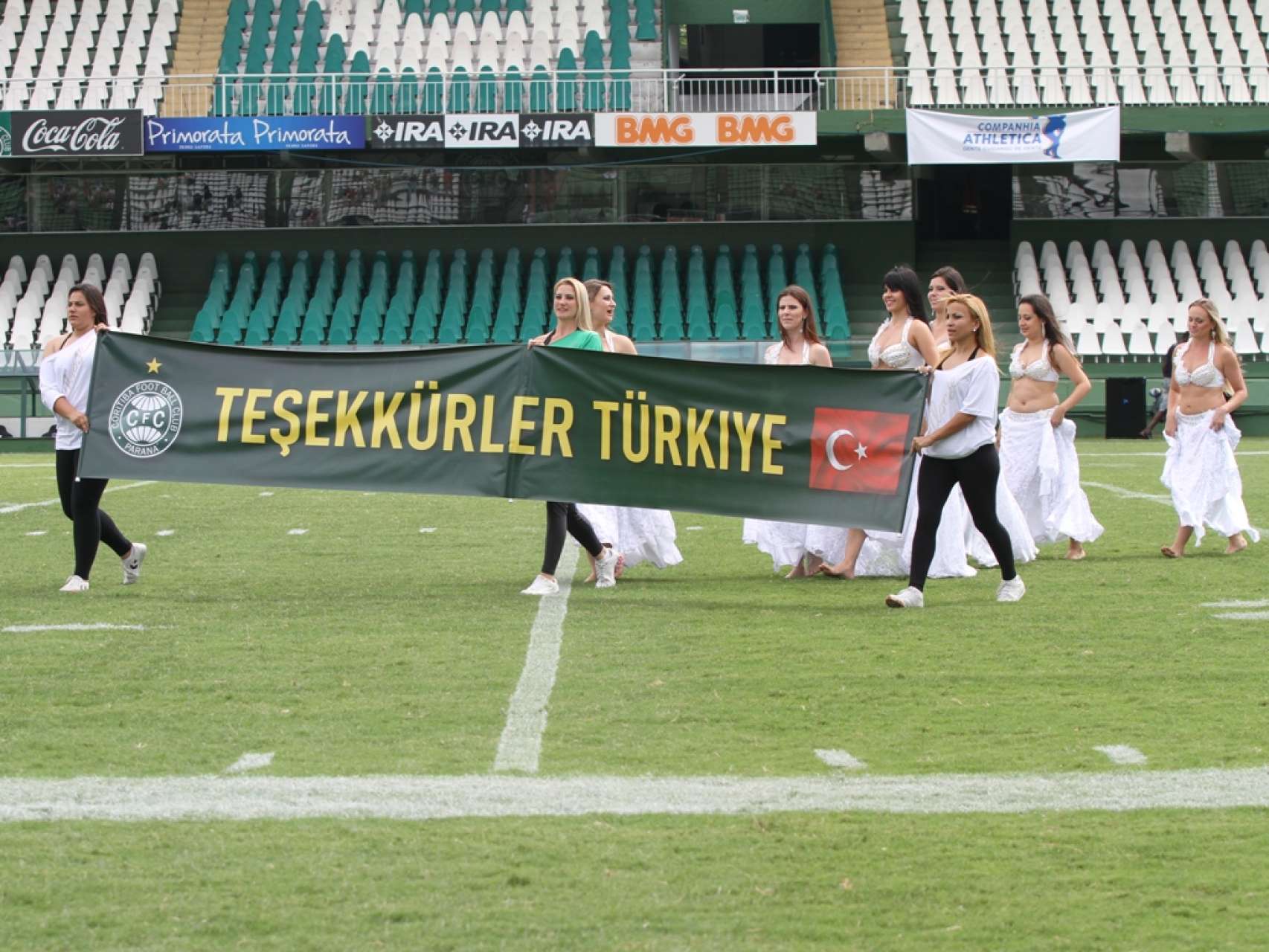 Grupo de dan�a presta homenagem � Turquia