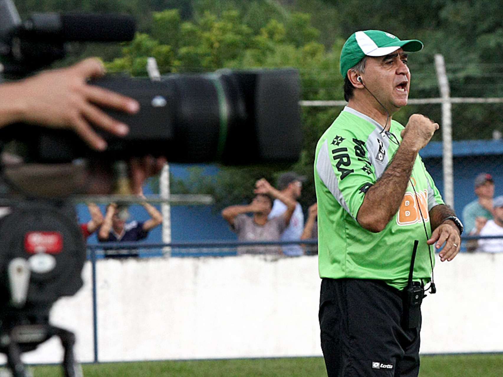 Everton marca dois na vit�ria de despedida