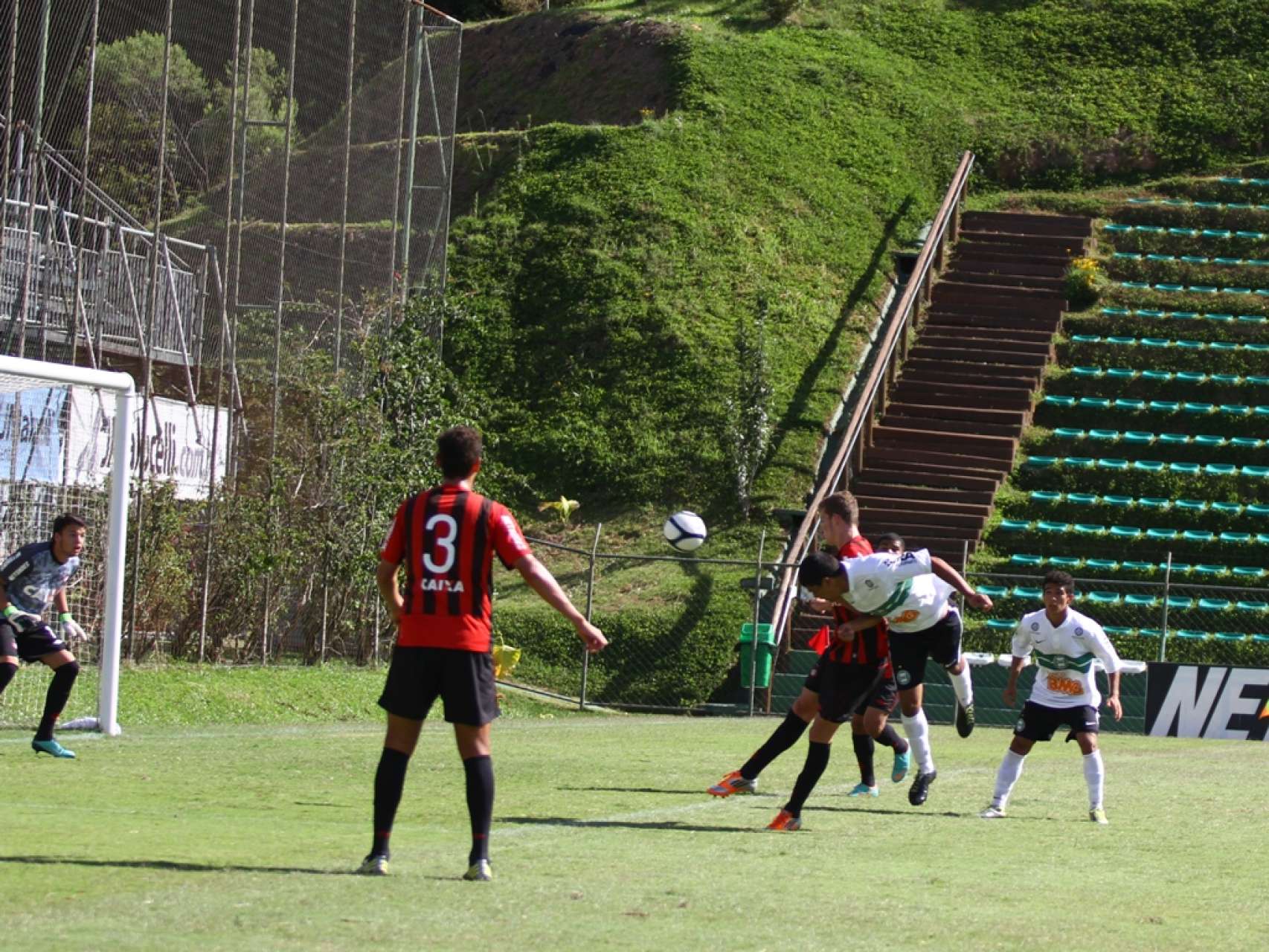Coxa Sub-18 perde primeira da final