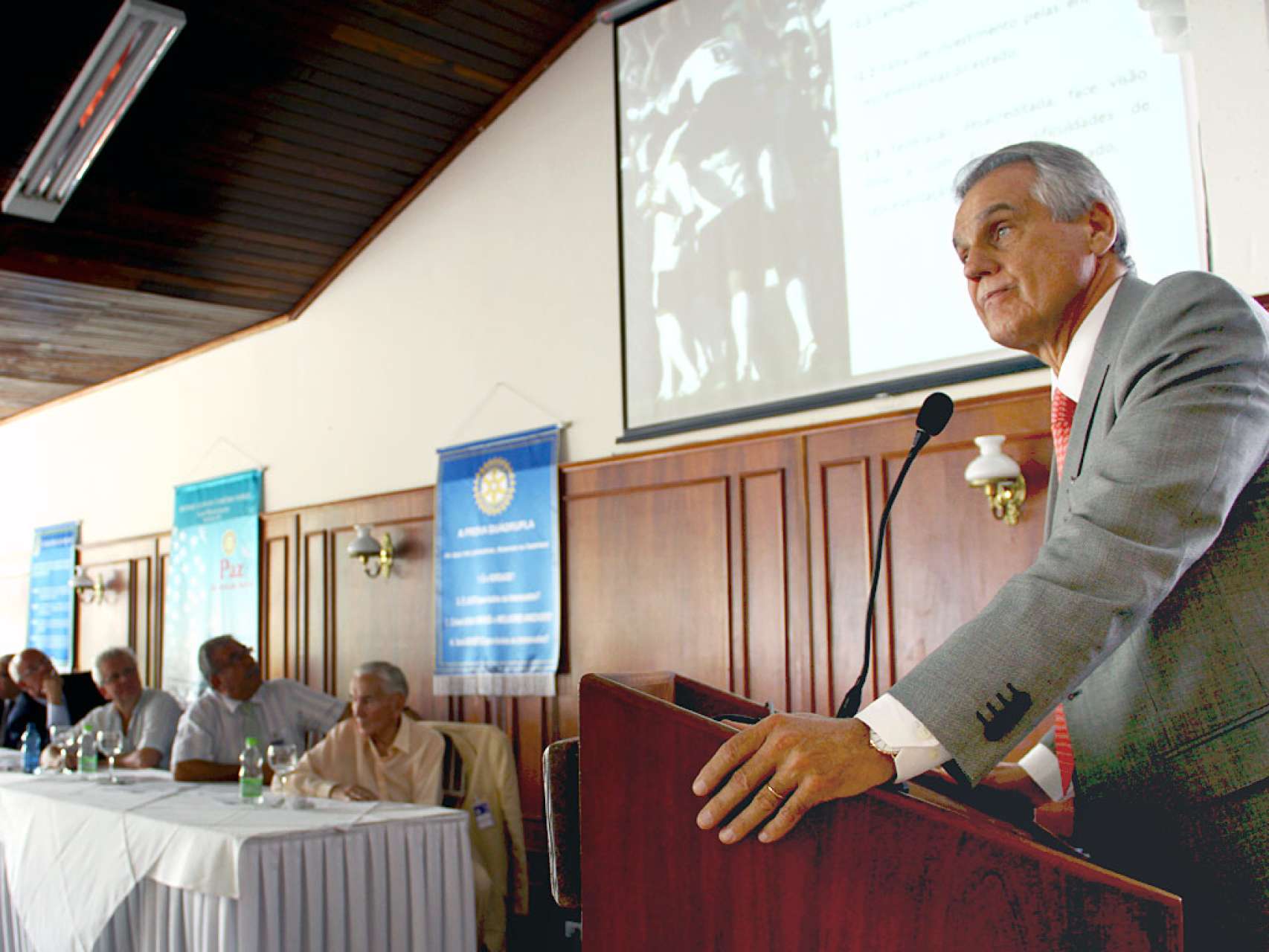 Vilson ministra palestra no Rotary Club