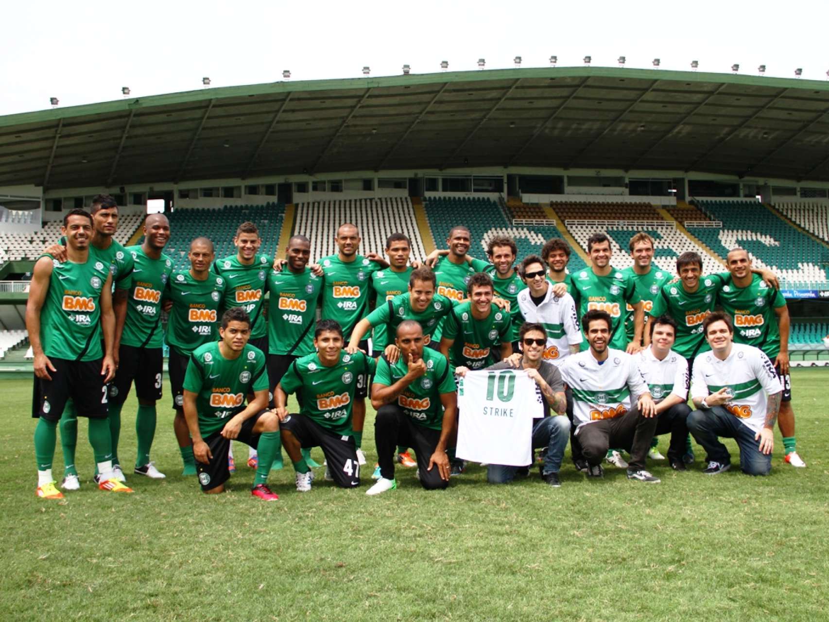 Coca-cola faz a��o com banda Strike no Couto