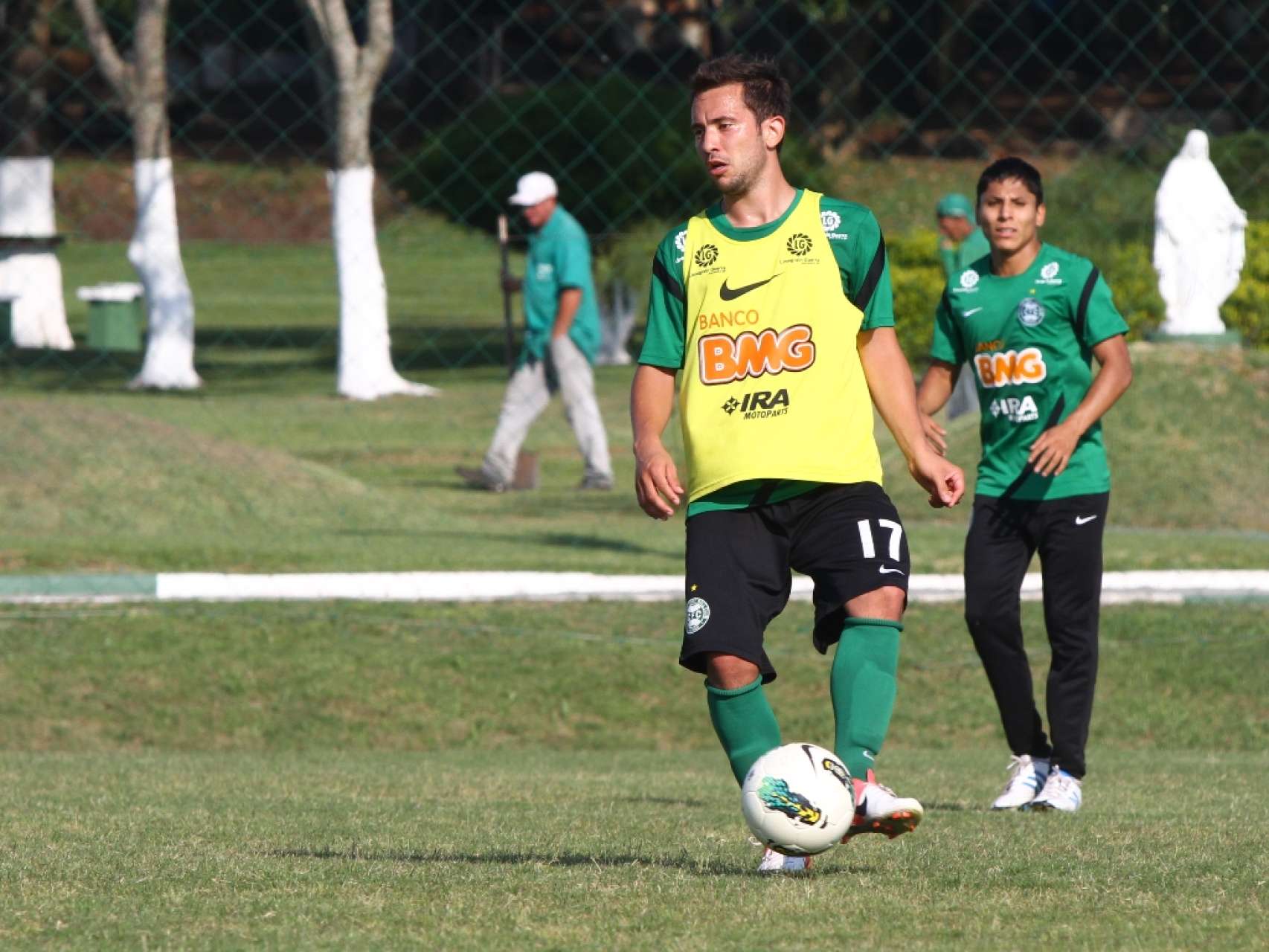 Ap�s cumprir suspens�o, Everton Ribeiro fica � disposi��o