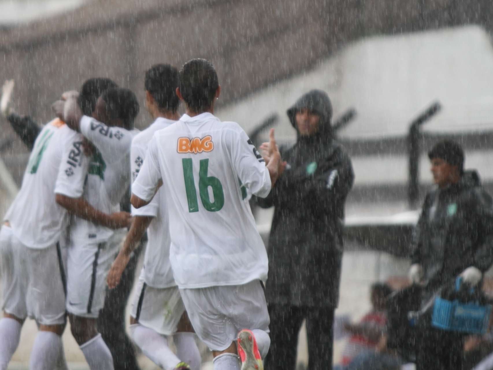 Coxa Sub-18 est� na semifinal do estadual
