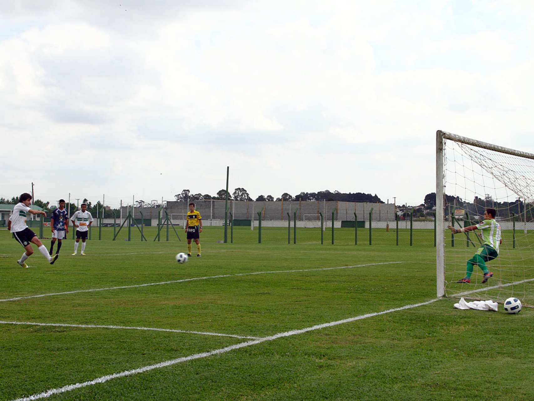Coxa Sub-18 fica no empate
