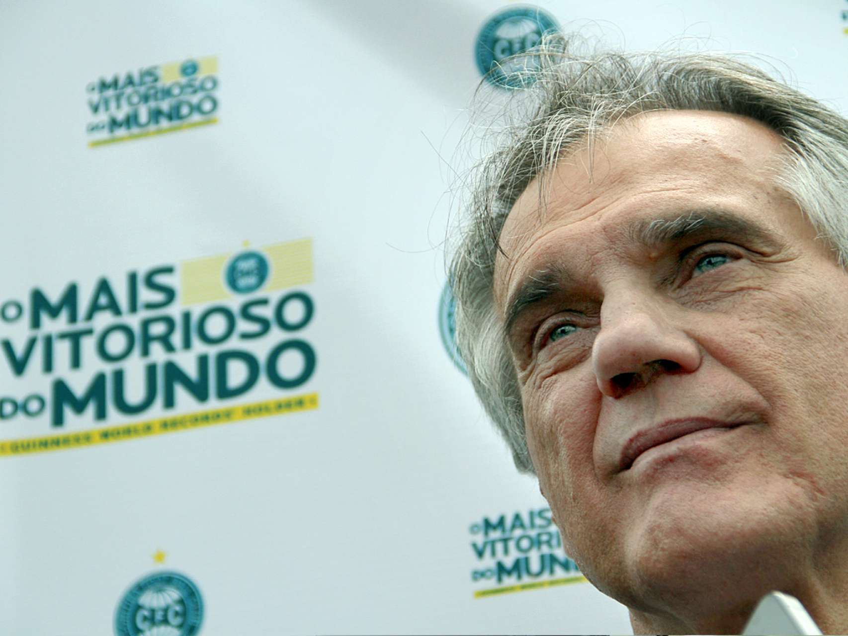 Comitiva coxa-branca segue para Londres