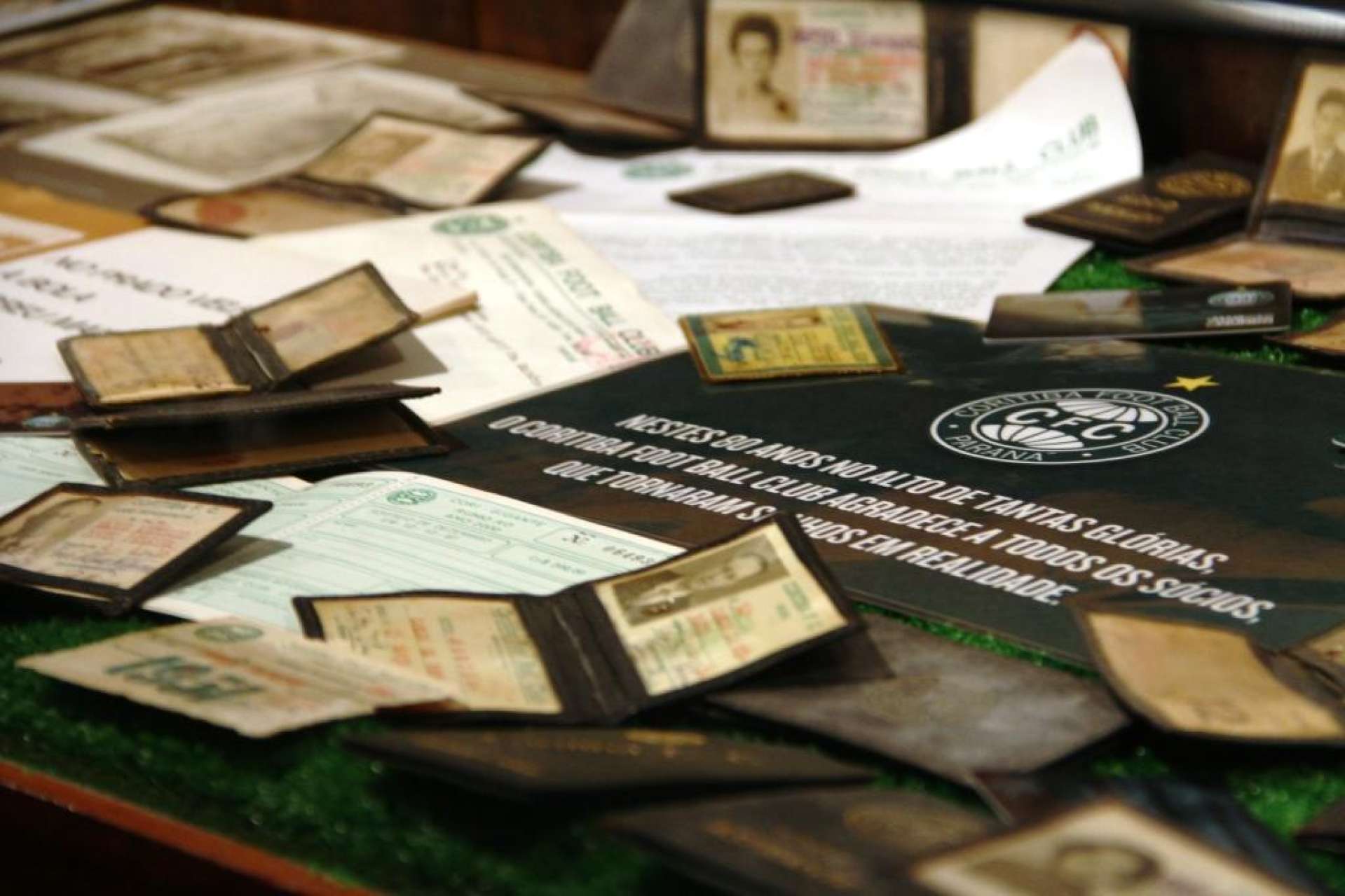 Exposi��o de carteirinhas antigas no Memorial