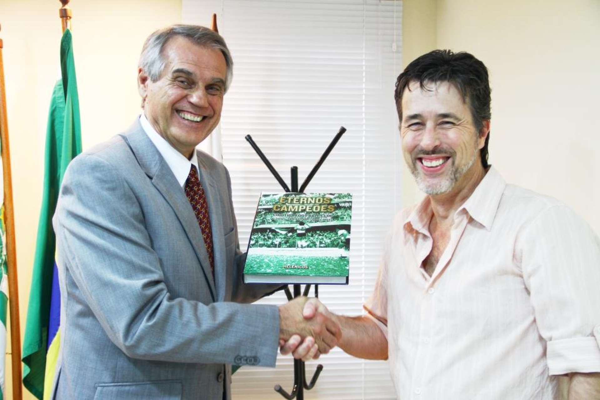 Presidente recebe 1� exemplar de �Eternos Campe�es�