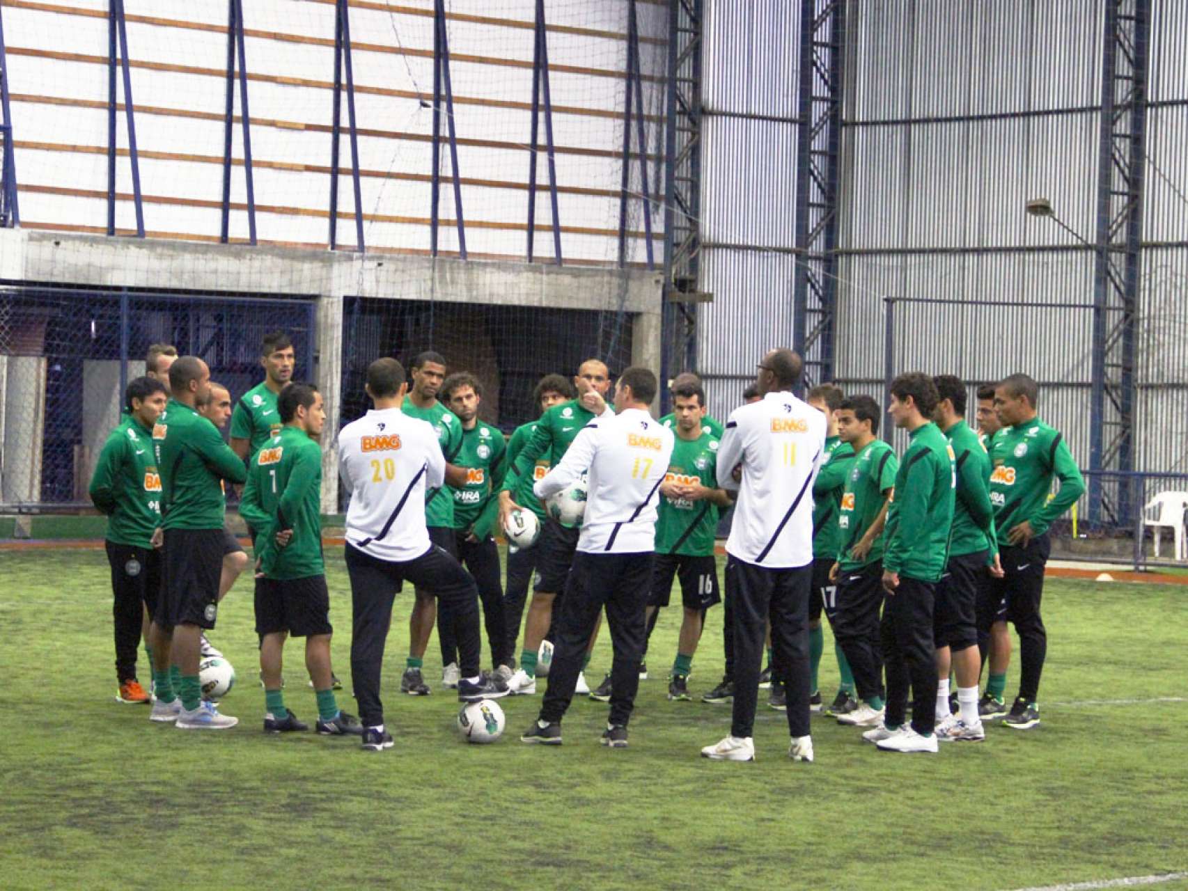 Chuva causa mudan�a no local do treino