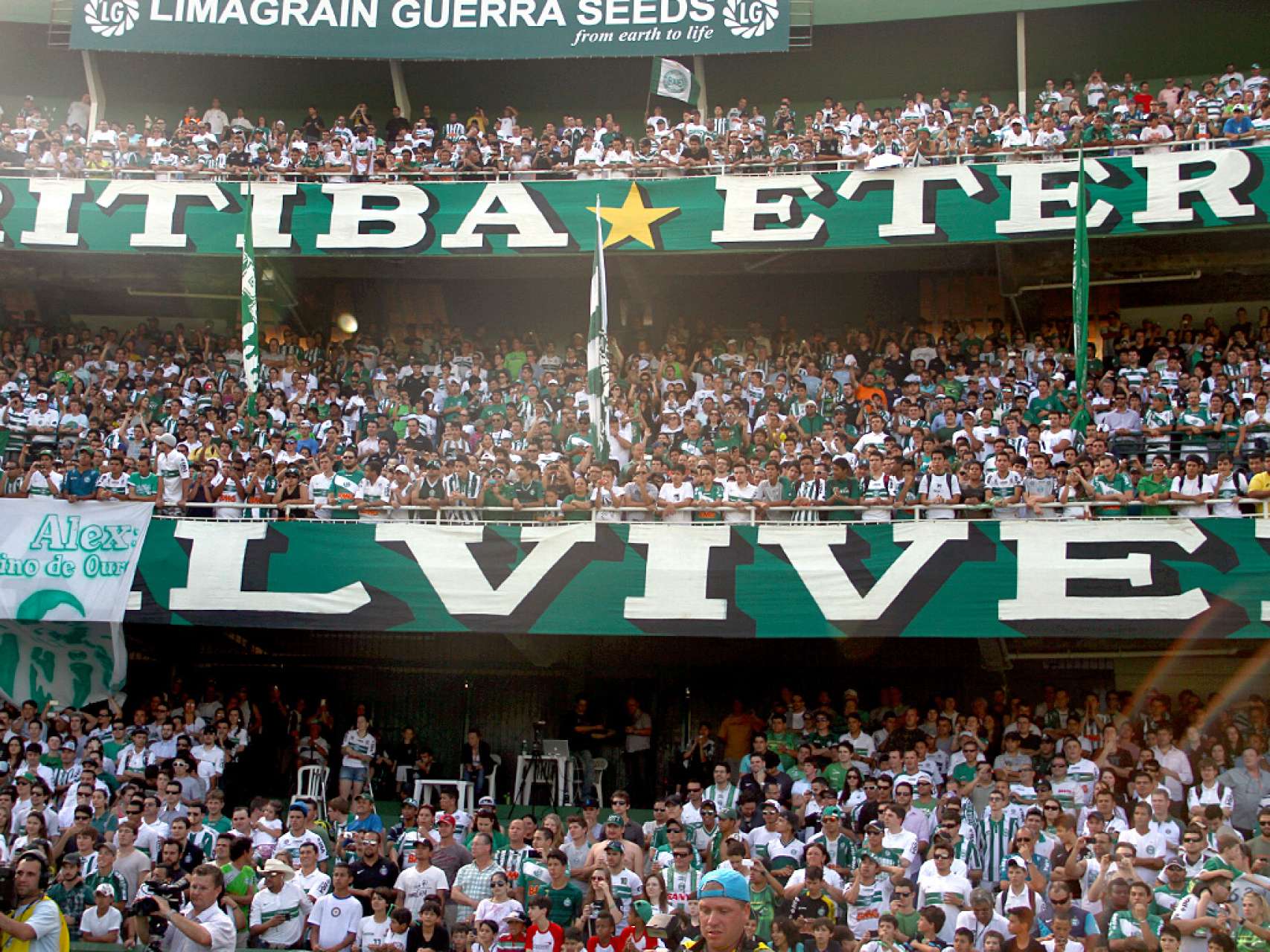 Alex � recebido por mais de 10 mil coxas-brancas