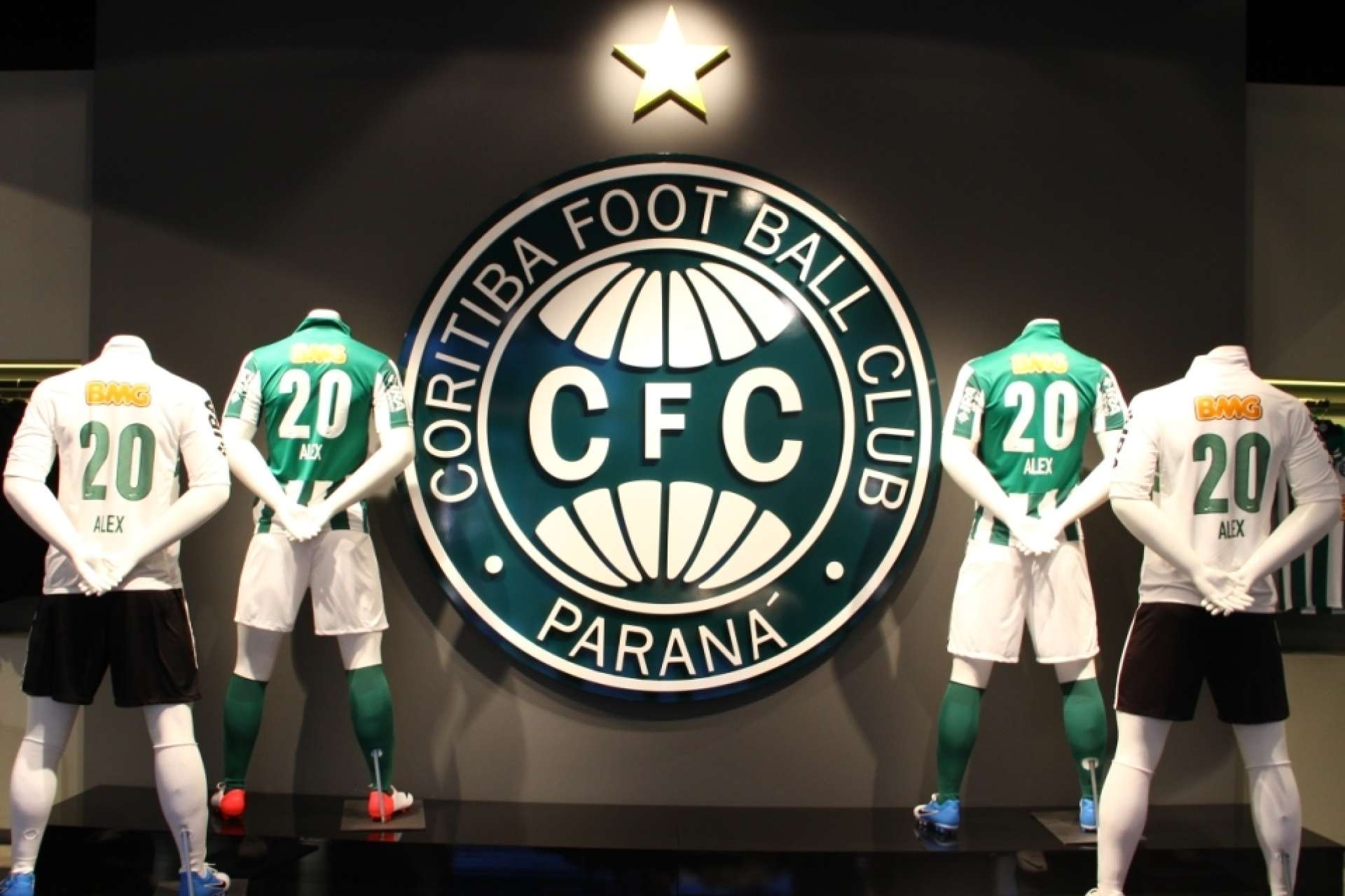 Torcida se veste como Alex