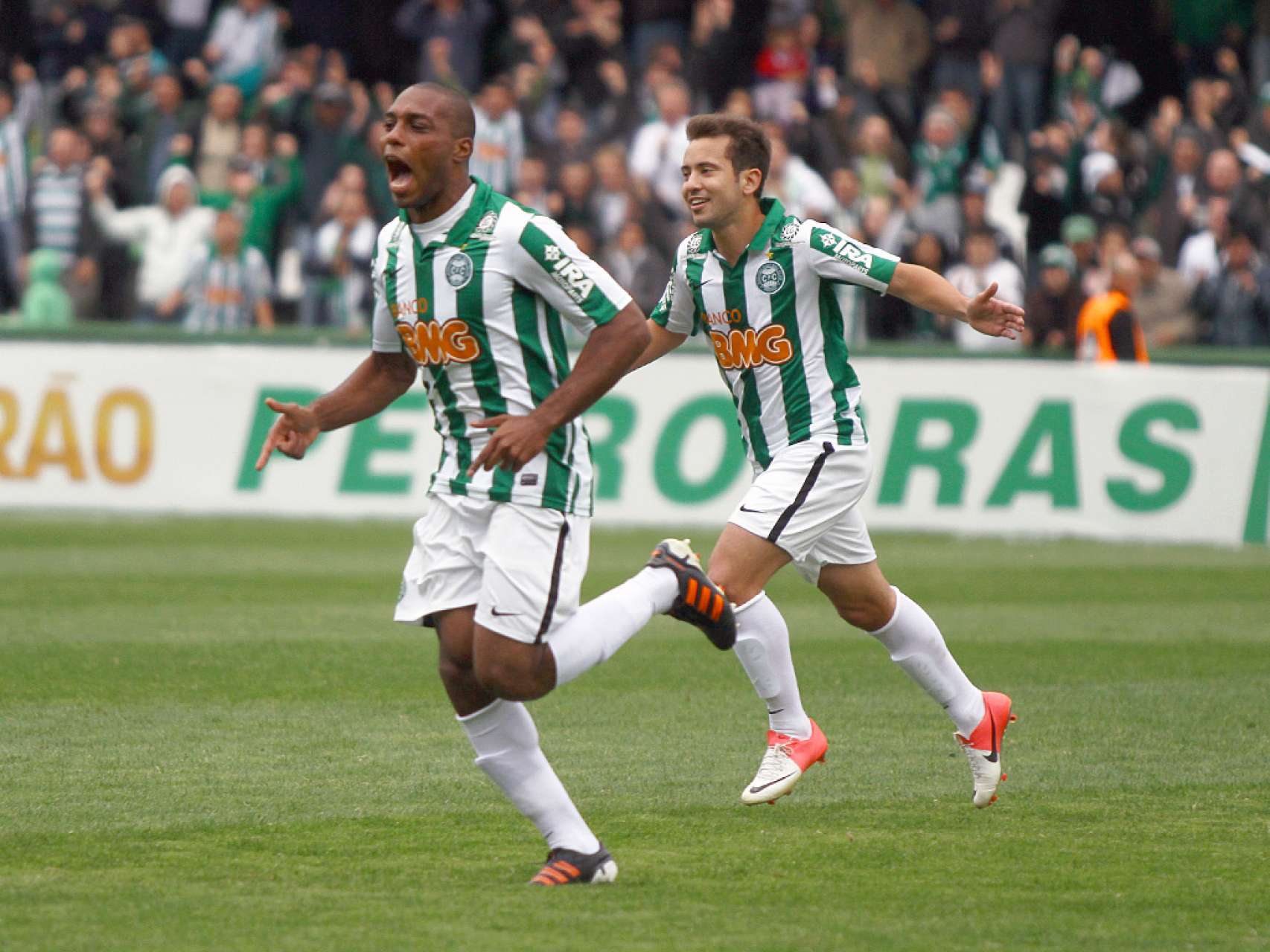Luccas marca primeiro gol como profissional