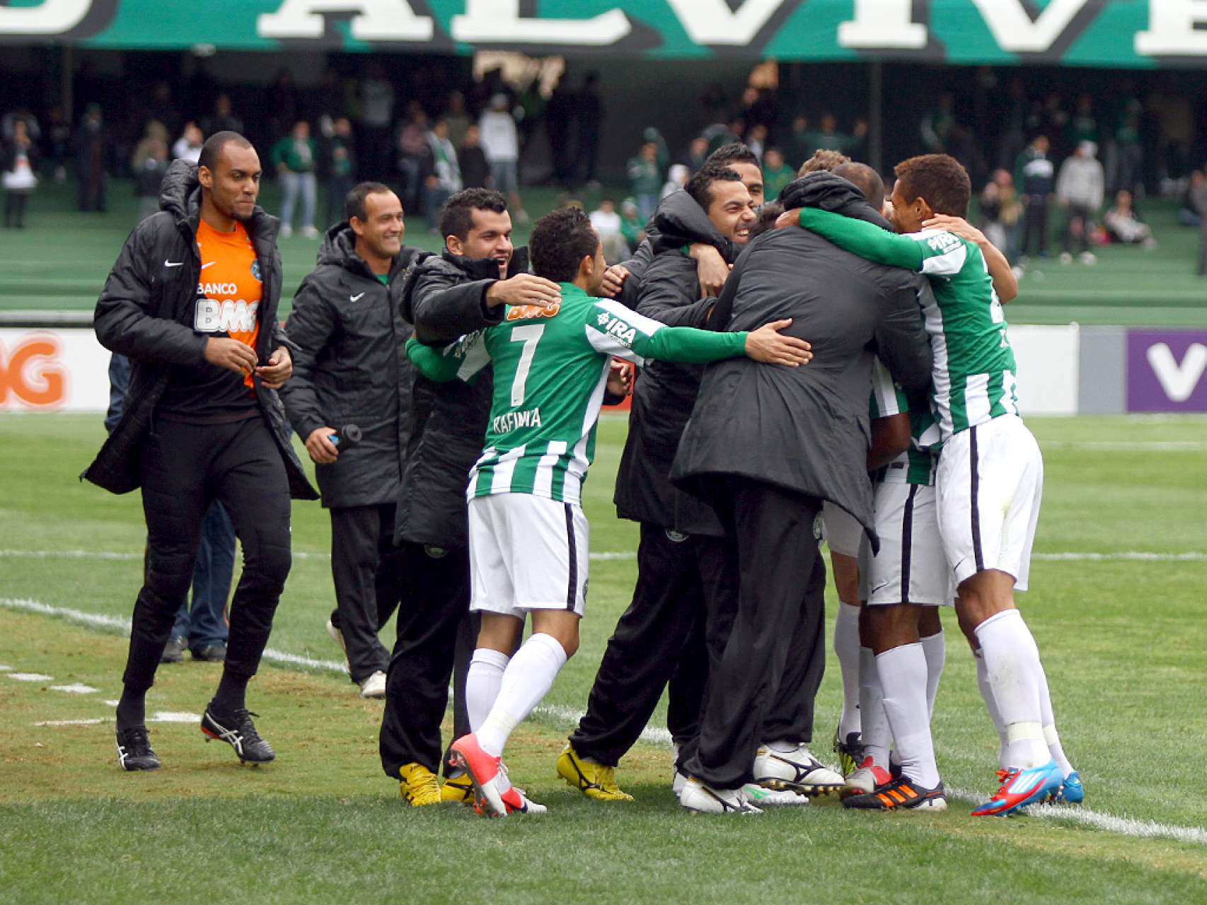 Coxa vence a 3� seguida e completa presente de 103 anos