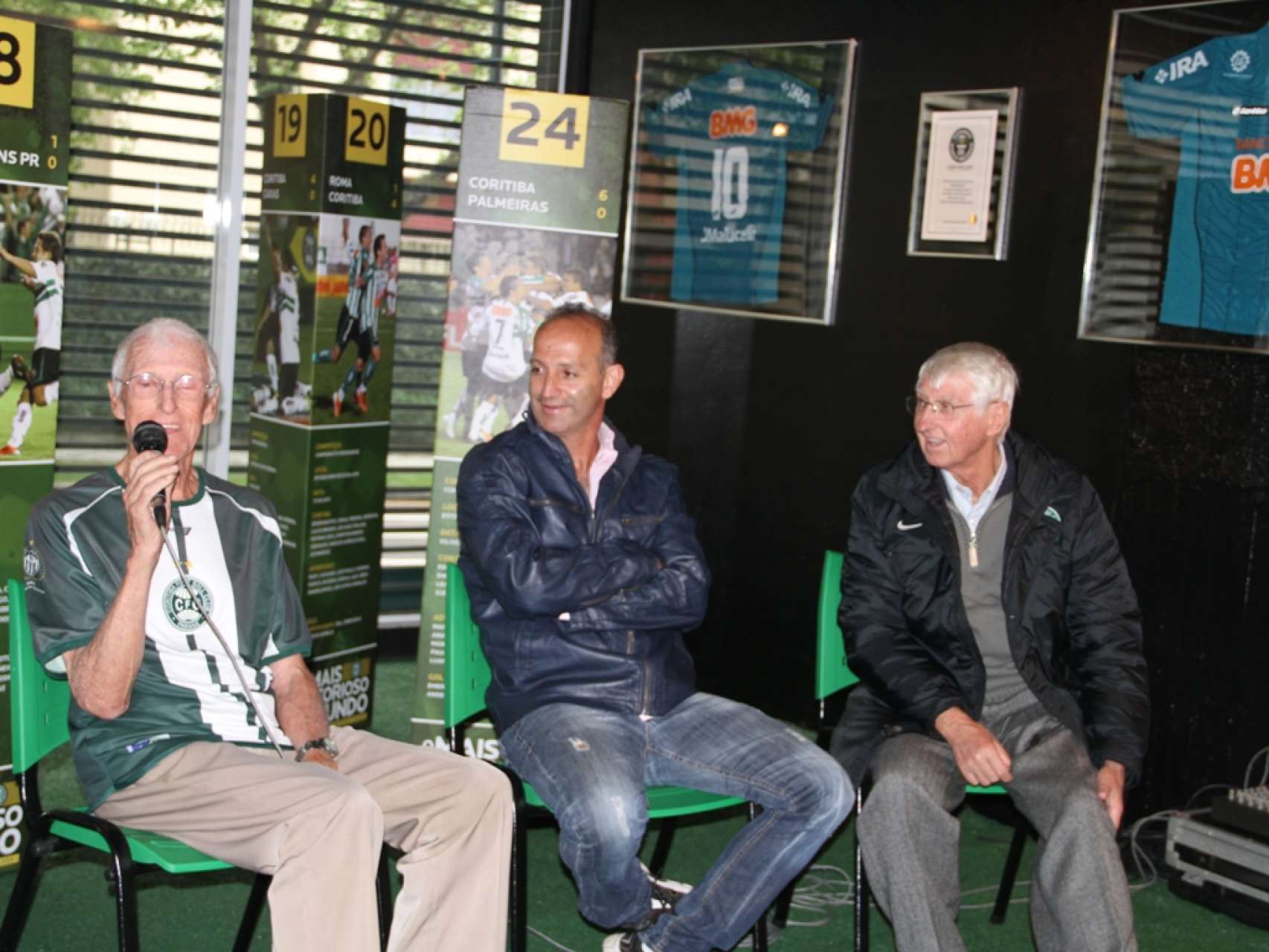 Conversa com �dolos emociona torcida coxa-branca
