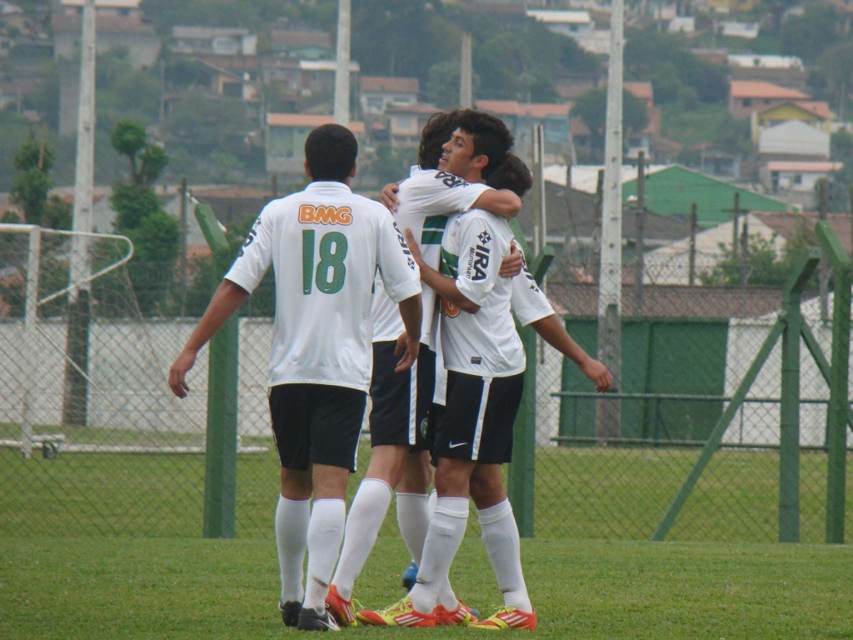 Coxa Sub-18 goleia no estadual