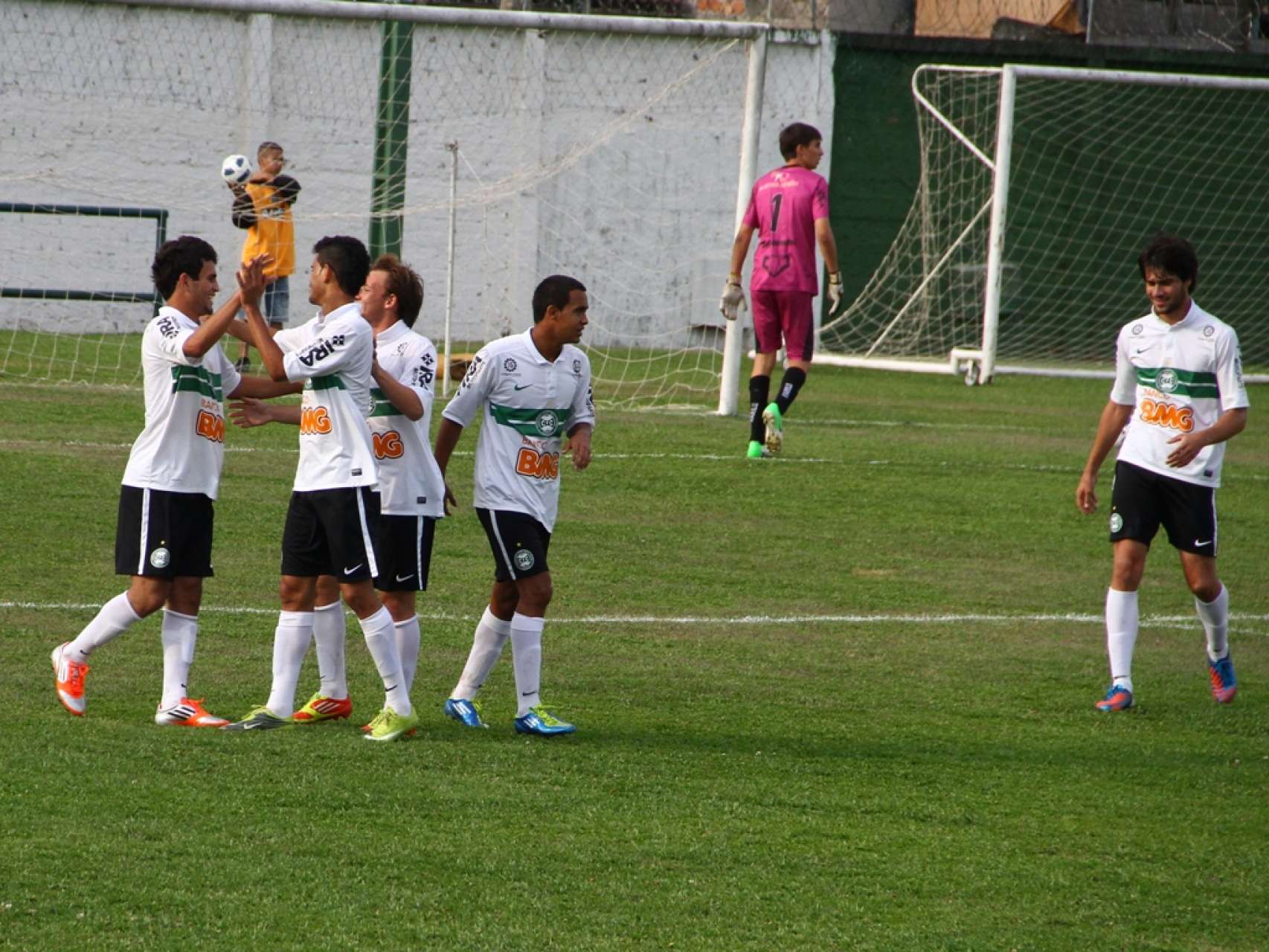 Coxa Sub-18 viaja em busca de mais tr�s pontos