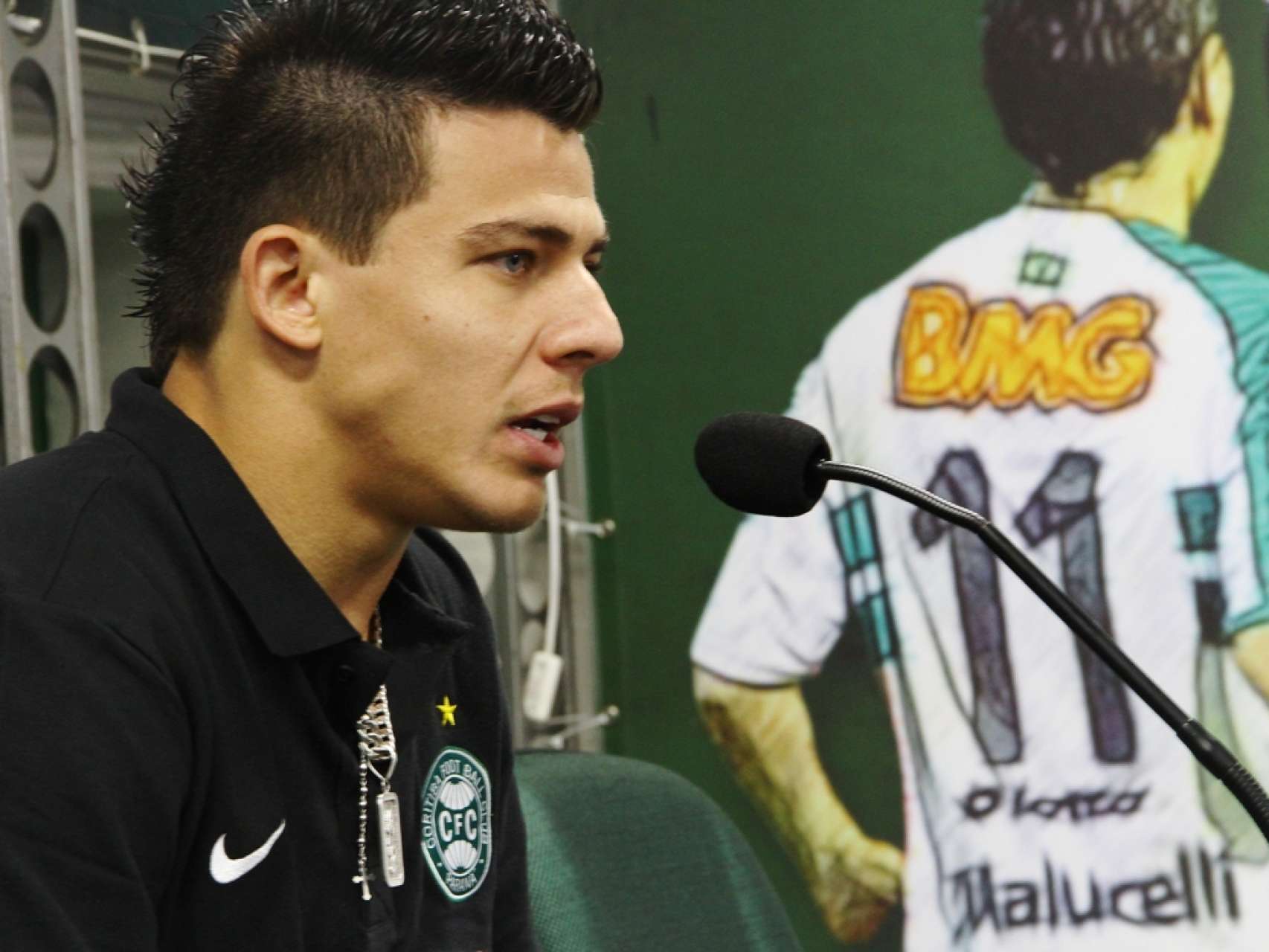 Ayrton quer equipe atenta em campo