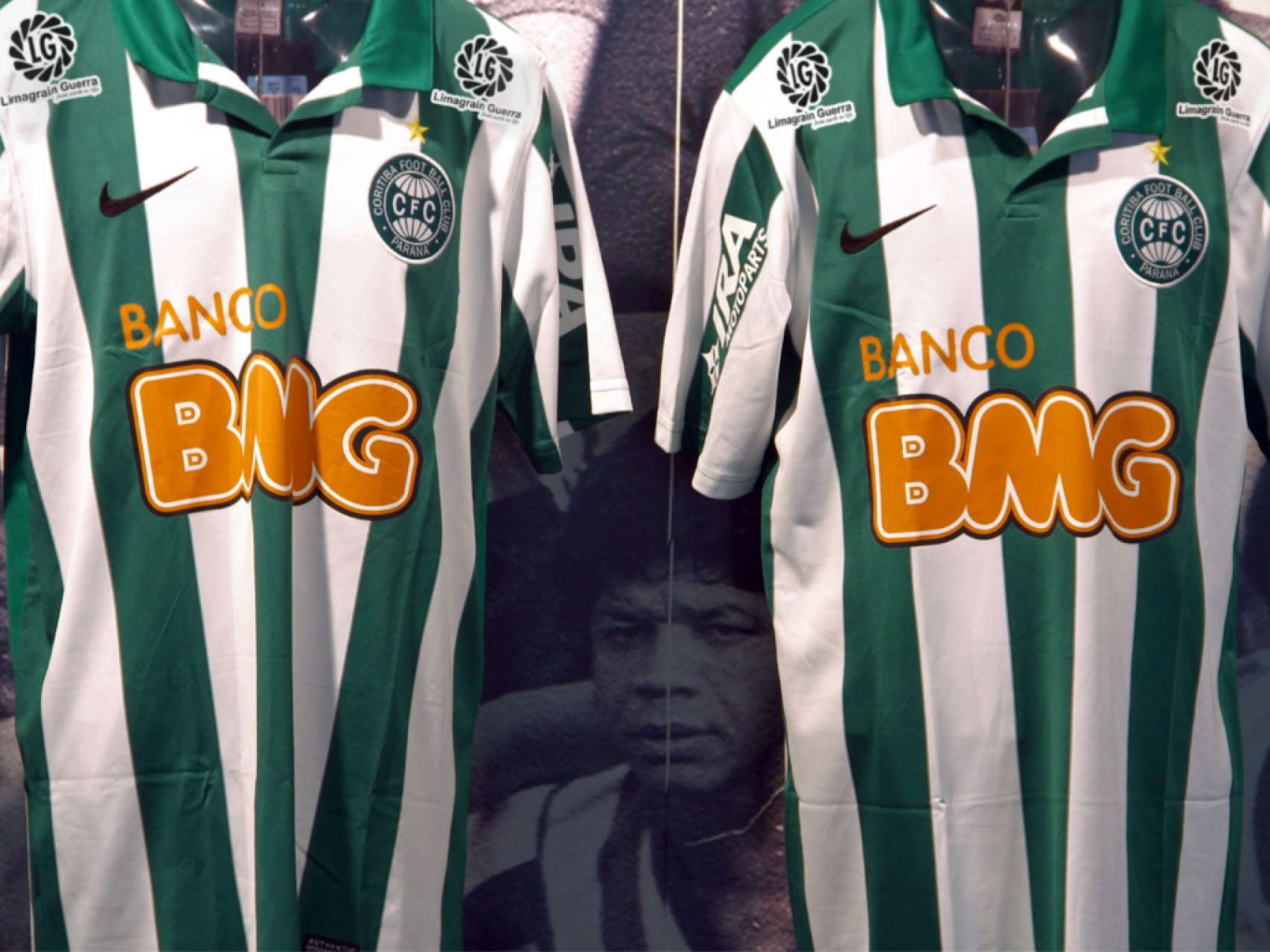 Novas camisas � venda