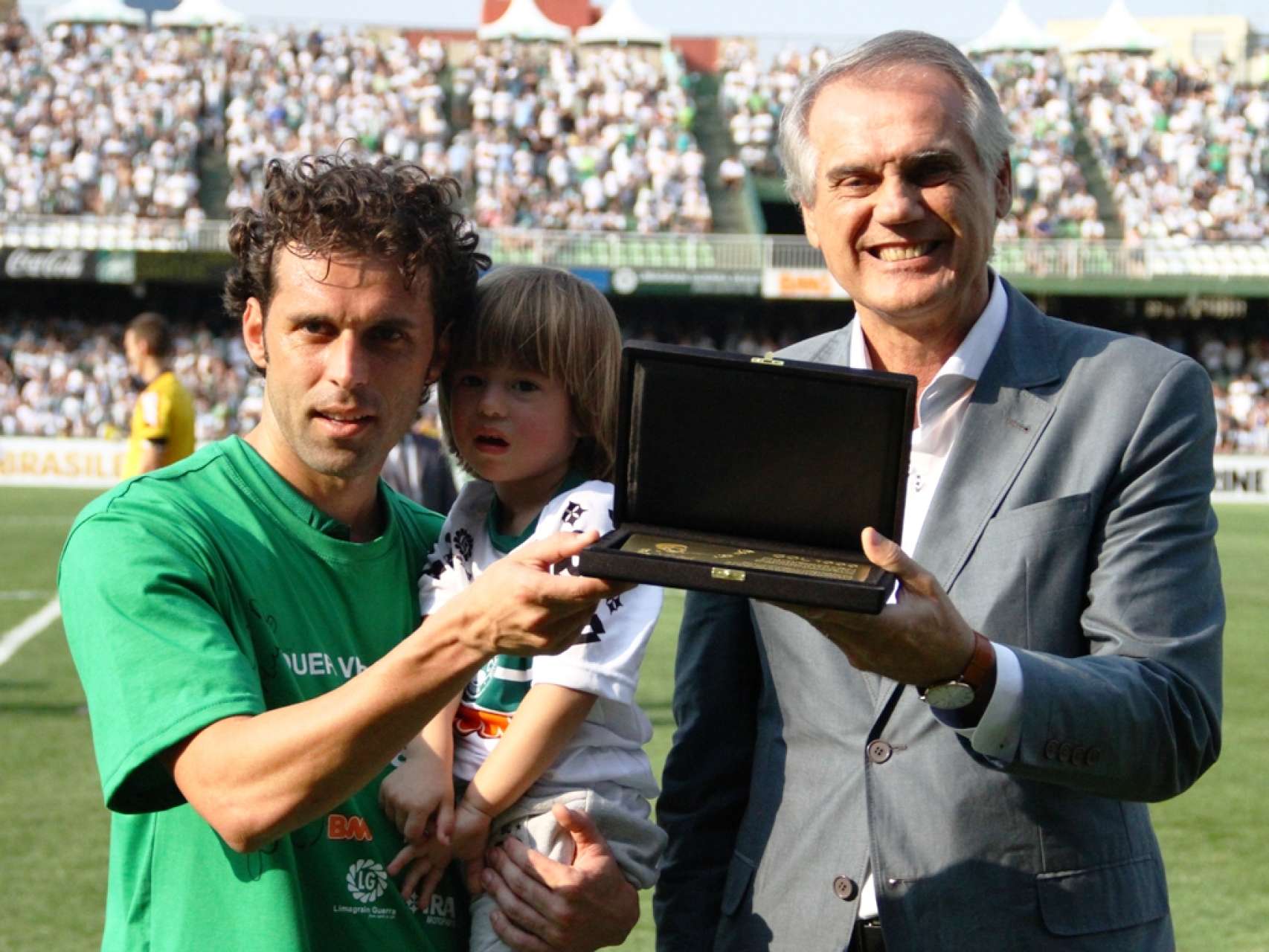 Lincoln recebe homenagem por gol hist�rico