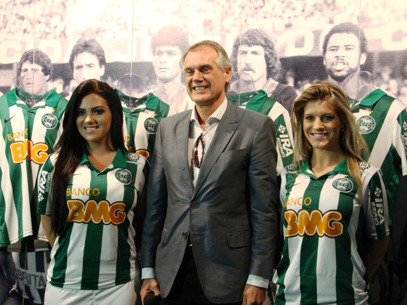 Camisa dois � apresentada � na��o coxa-branca