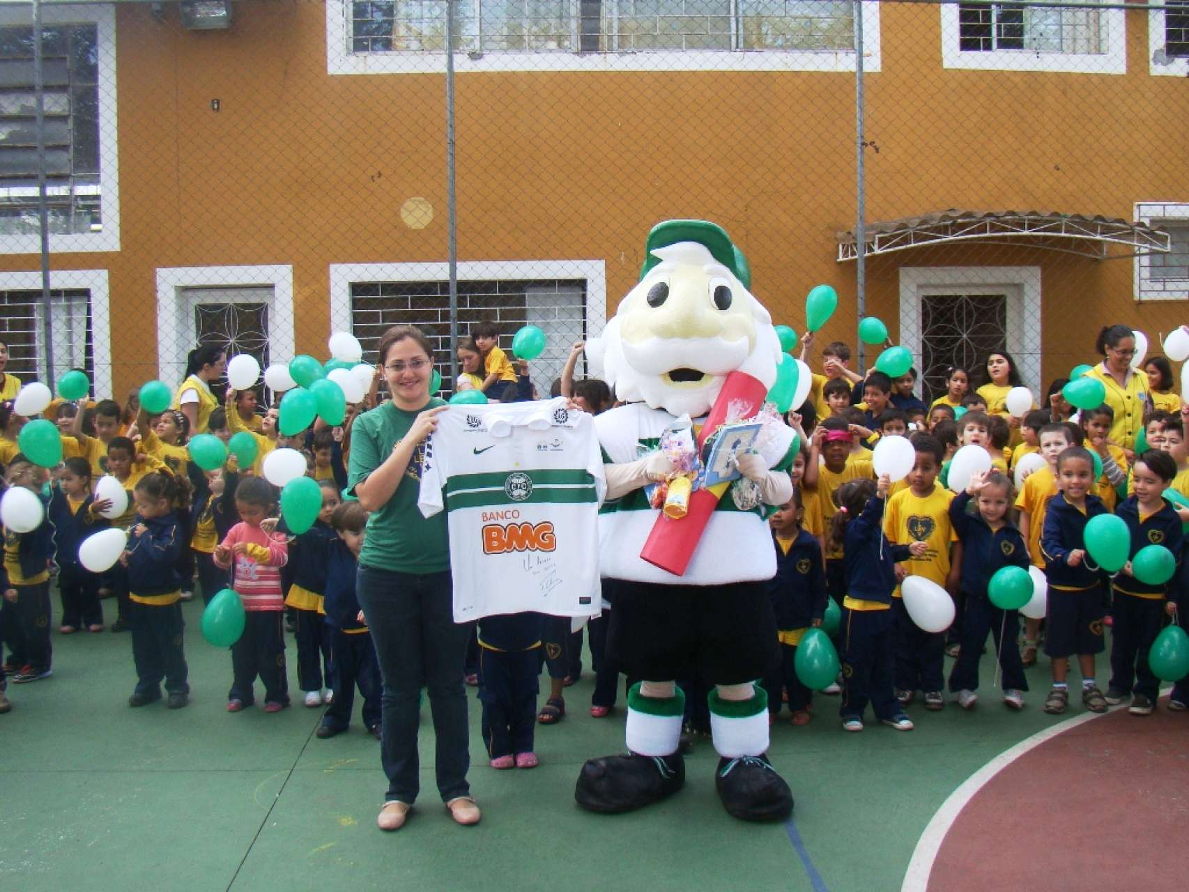 Mais quatro institui��es recebem o Coritiba Retribui