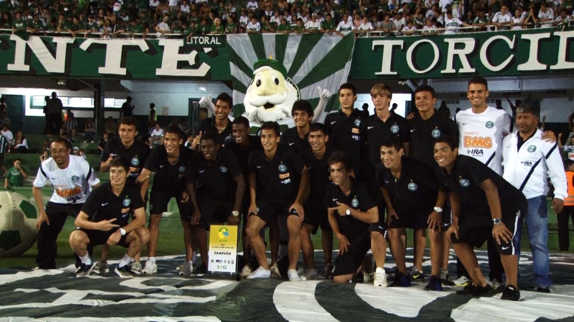 Sub-16 comemora t�tulo com a torcida