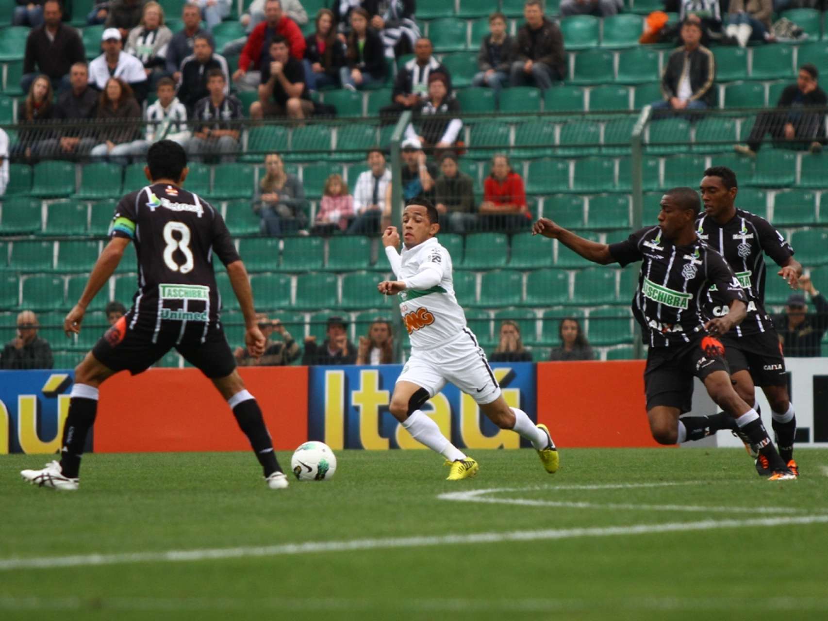 Coxa sofre rev�s fora de casa