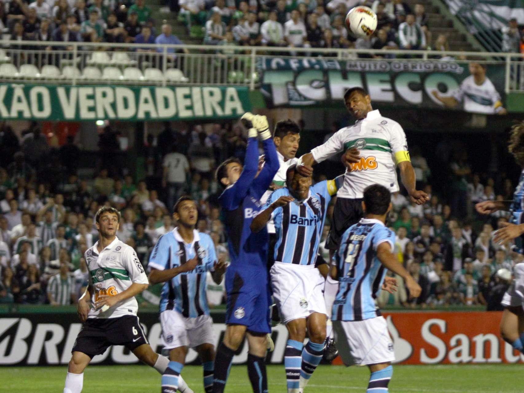 Com gol de Pereira, zaga coxa-branca faz hist�ria