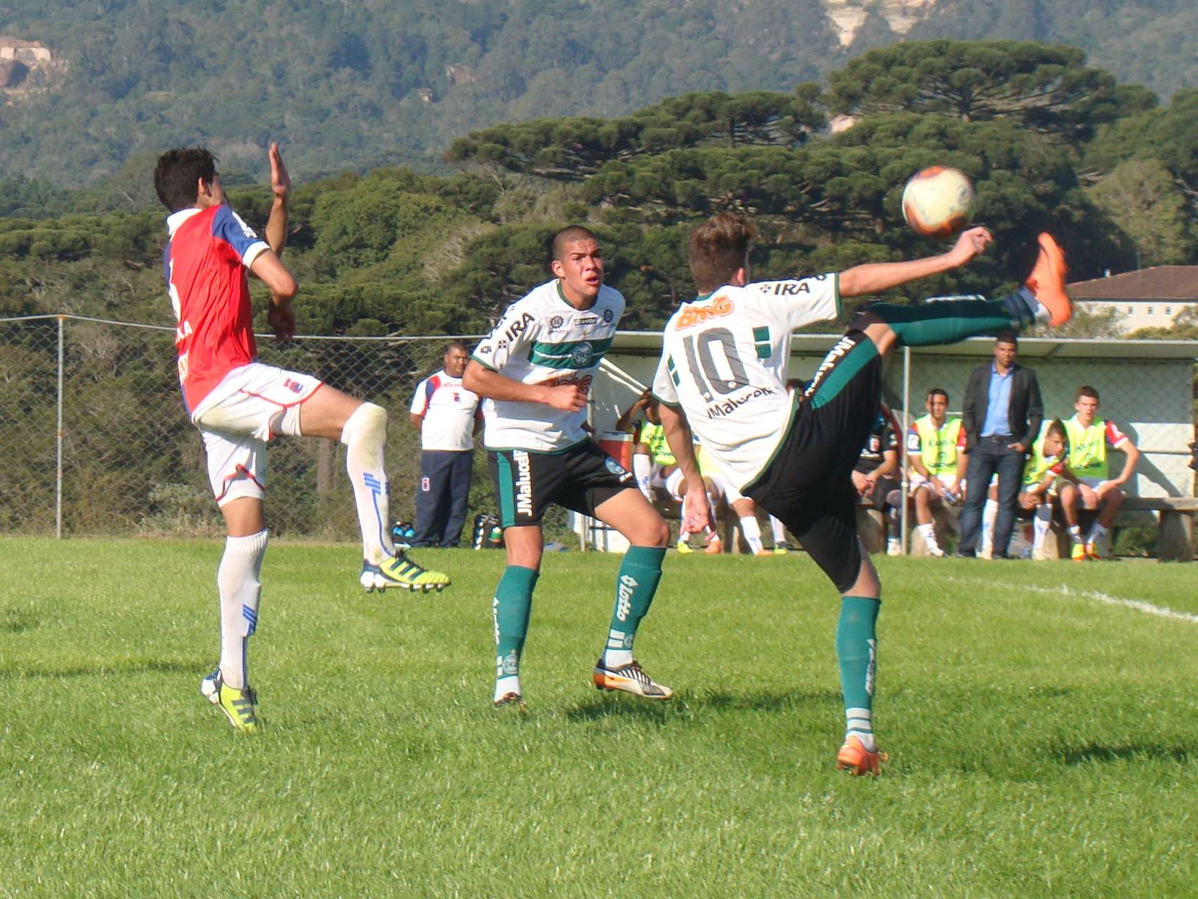 Coxa Sub-18 fica no empate