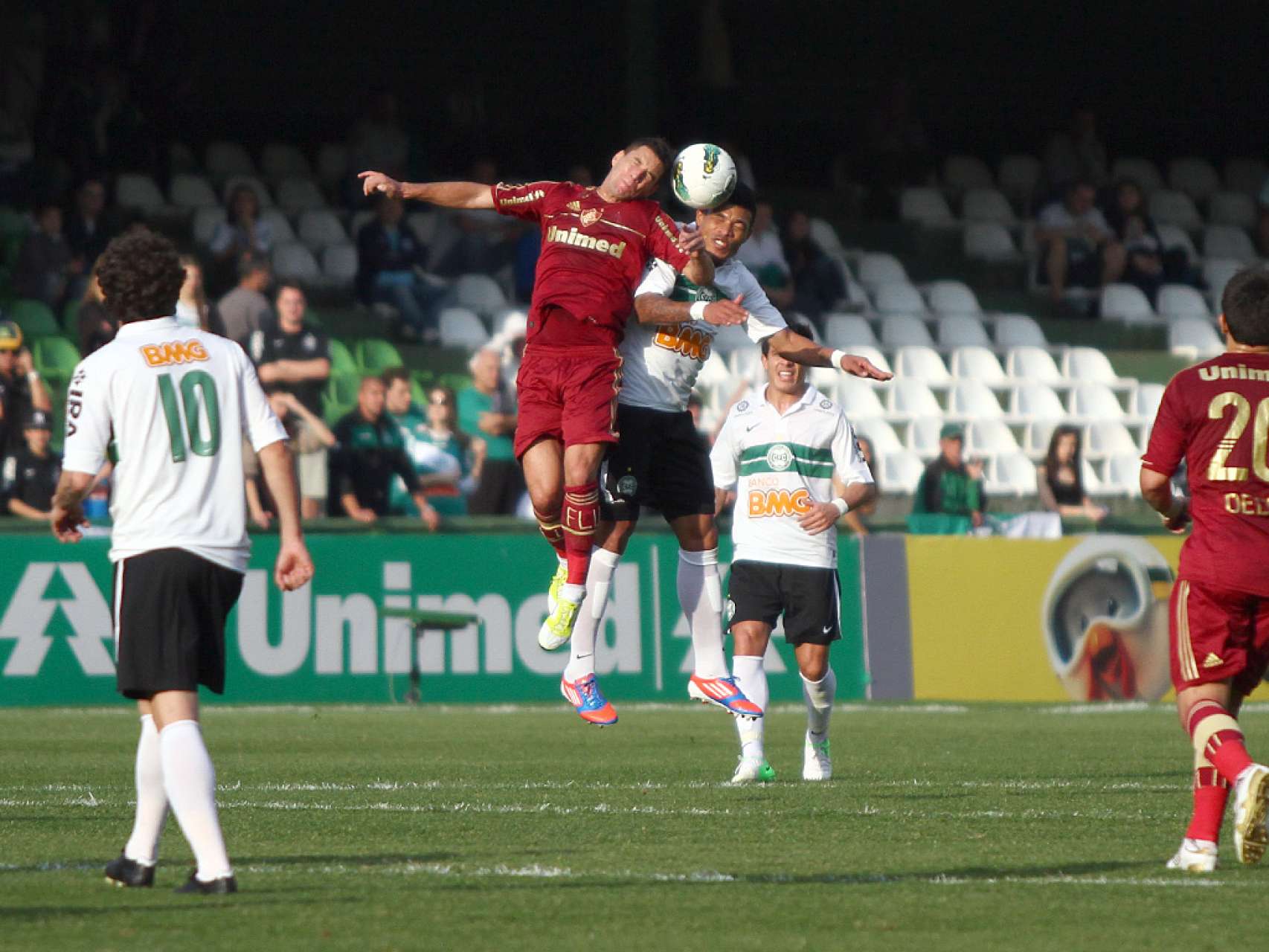 Coritiba sofre rev�s