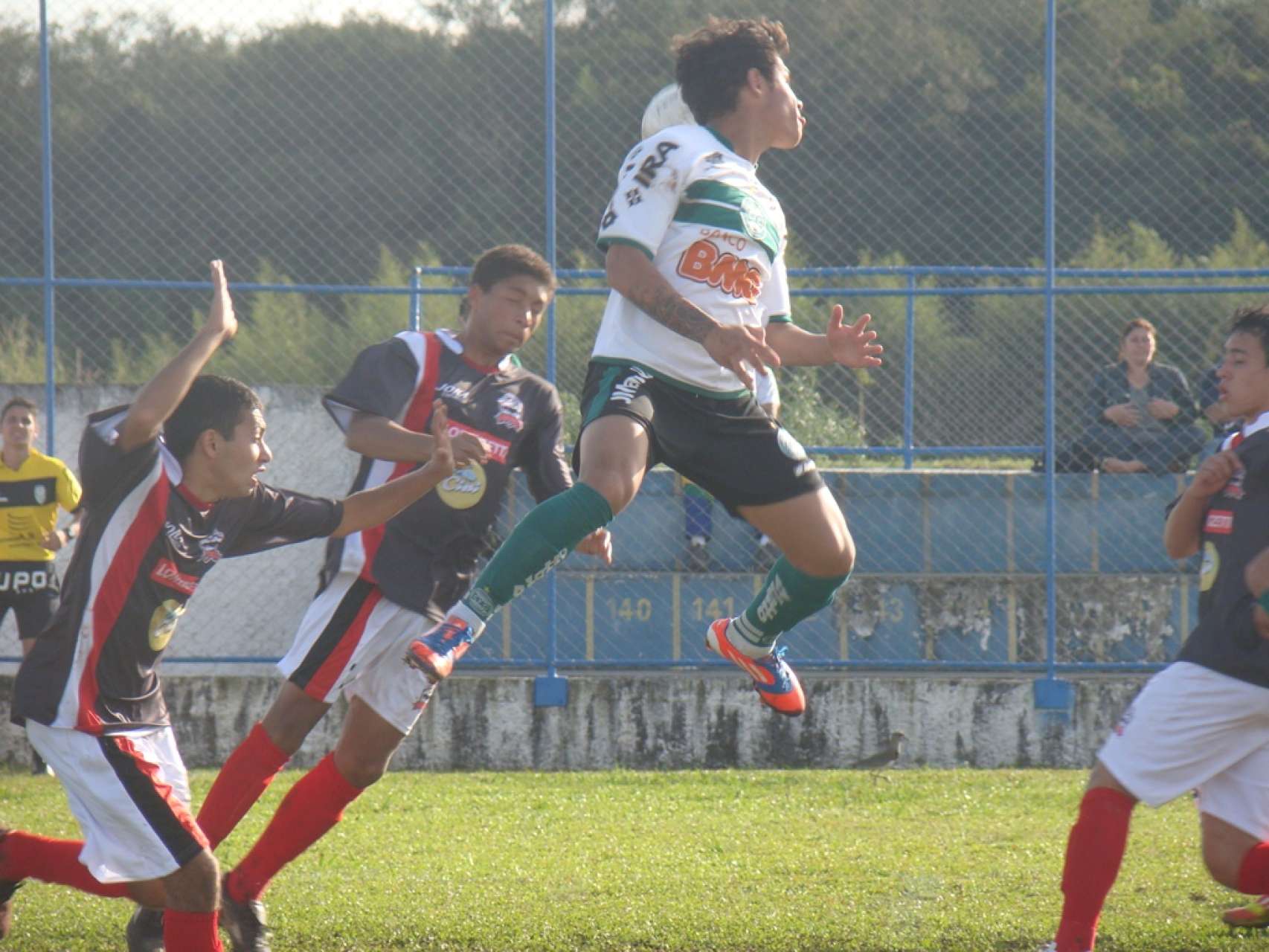 Coxa Sub-18 goleia na estreia