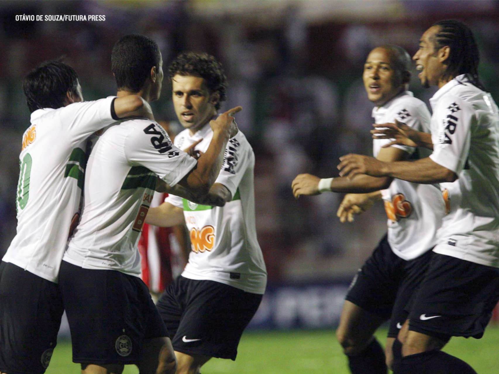 Coxa vence fora