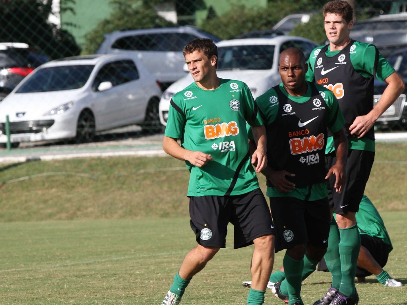 Lucas treina com a equipe e ser� reavaliado