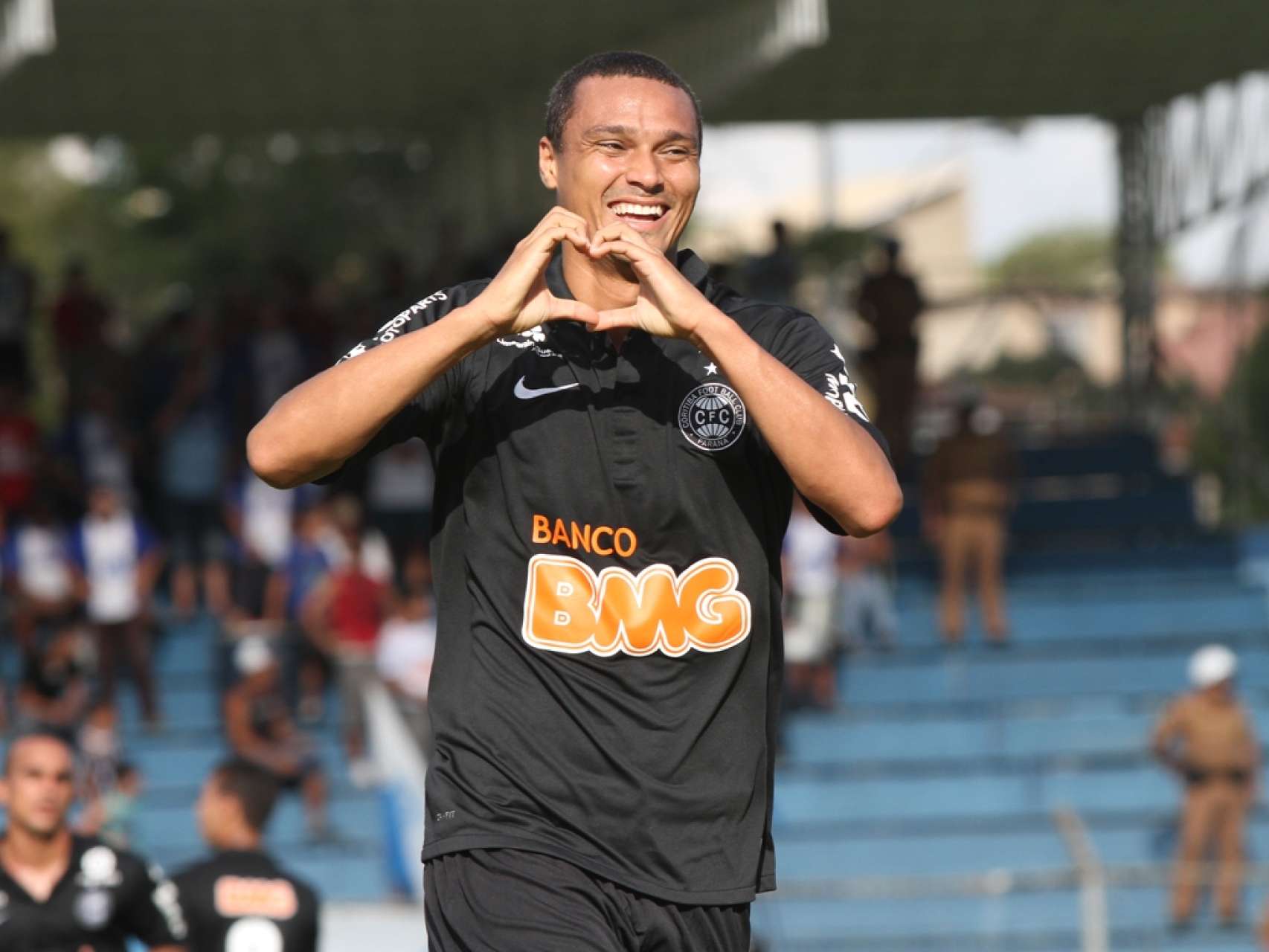 Emerson completa 100 jogos em Santos