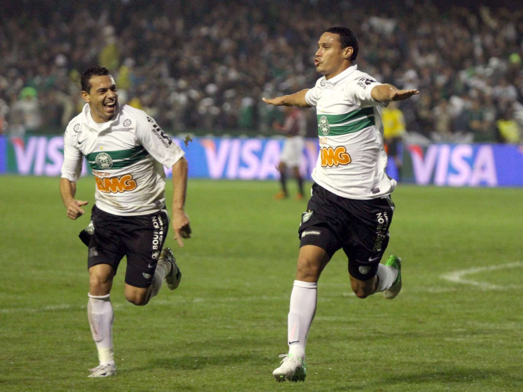 Coxa vence e est� na decis�o novamente