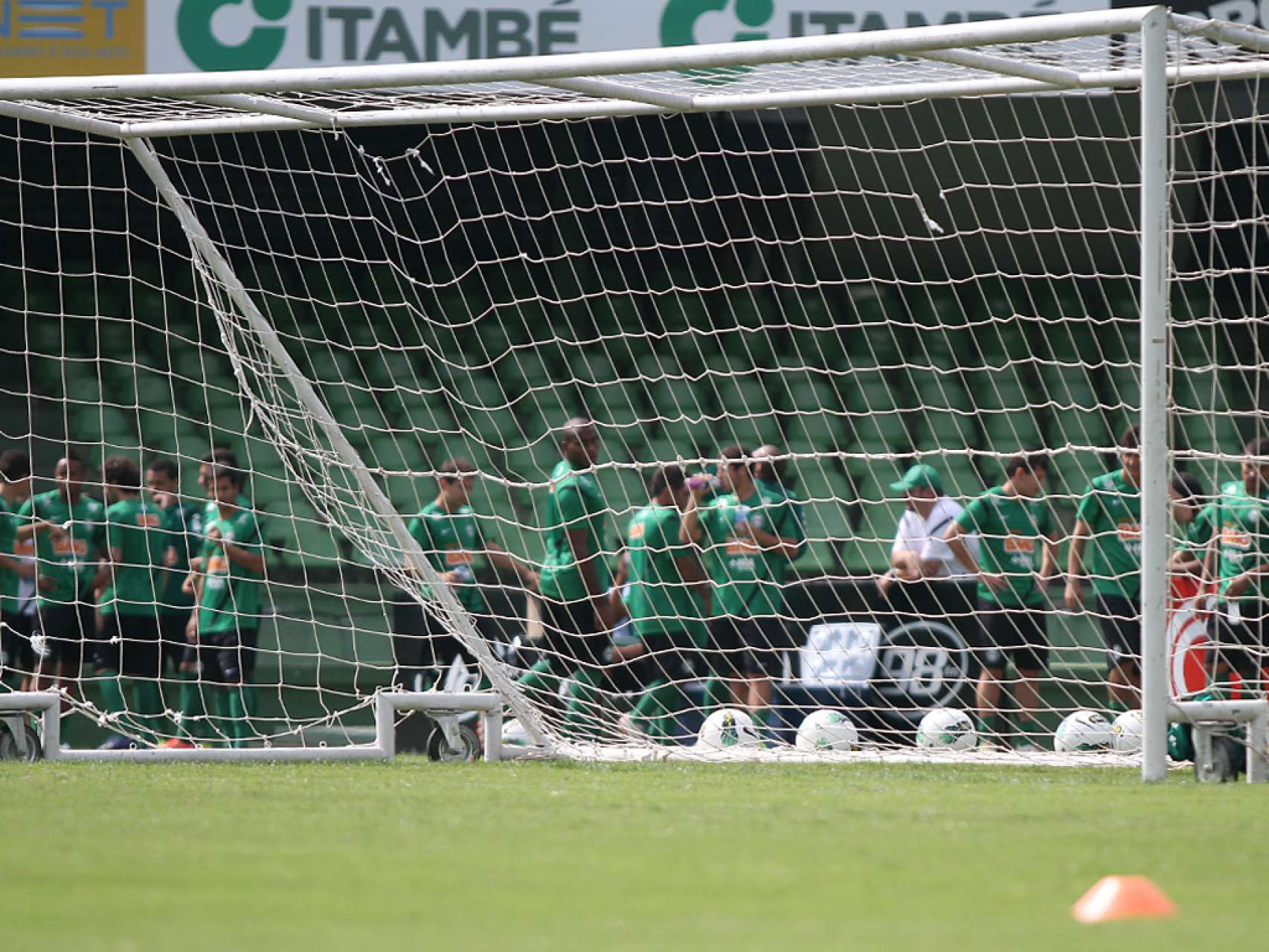 Coxa viaja para duas partidas importantes