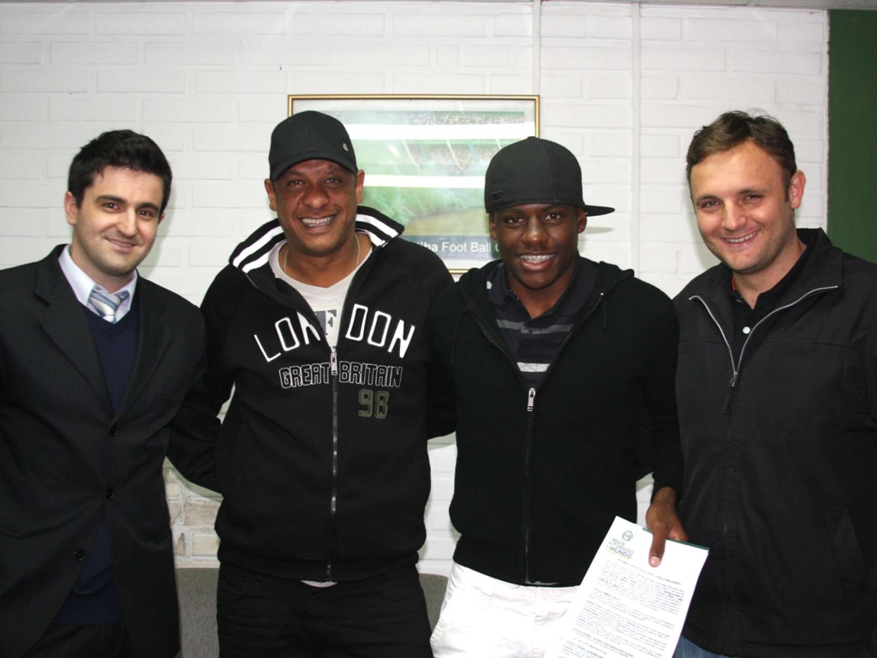 Abner assina seu 1� contrato profissional com o Coritiba
