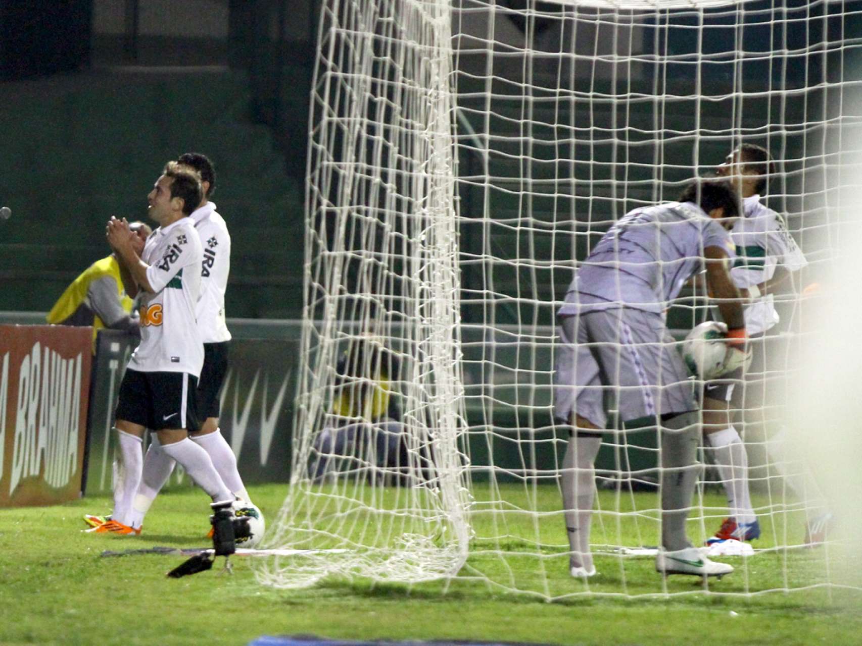 Ribeiro marca, vira o jogo e iguala artilharia