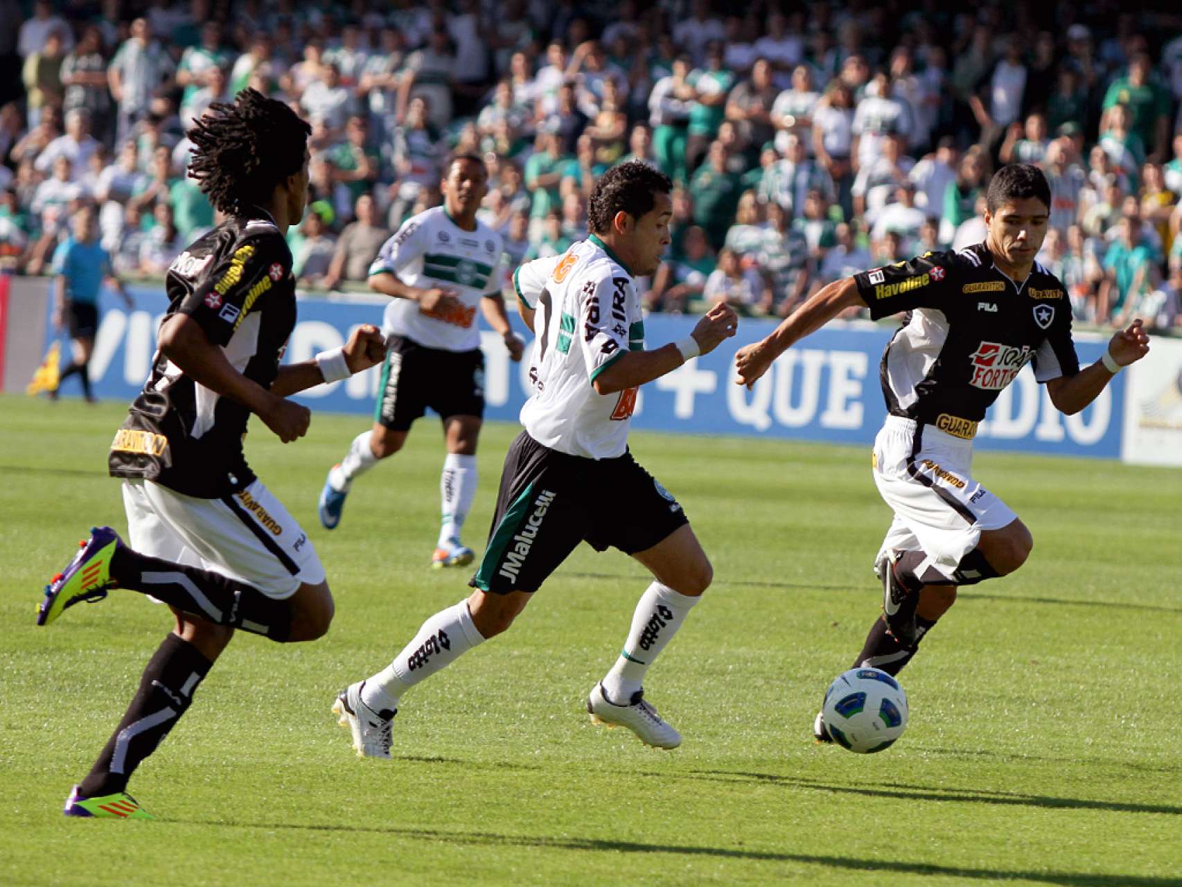 Coritiba e Botafogo se aproximam do 40� confronto