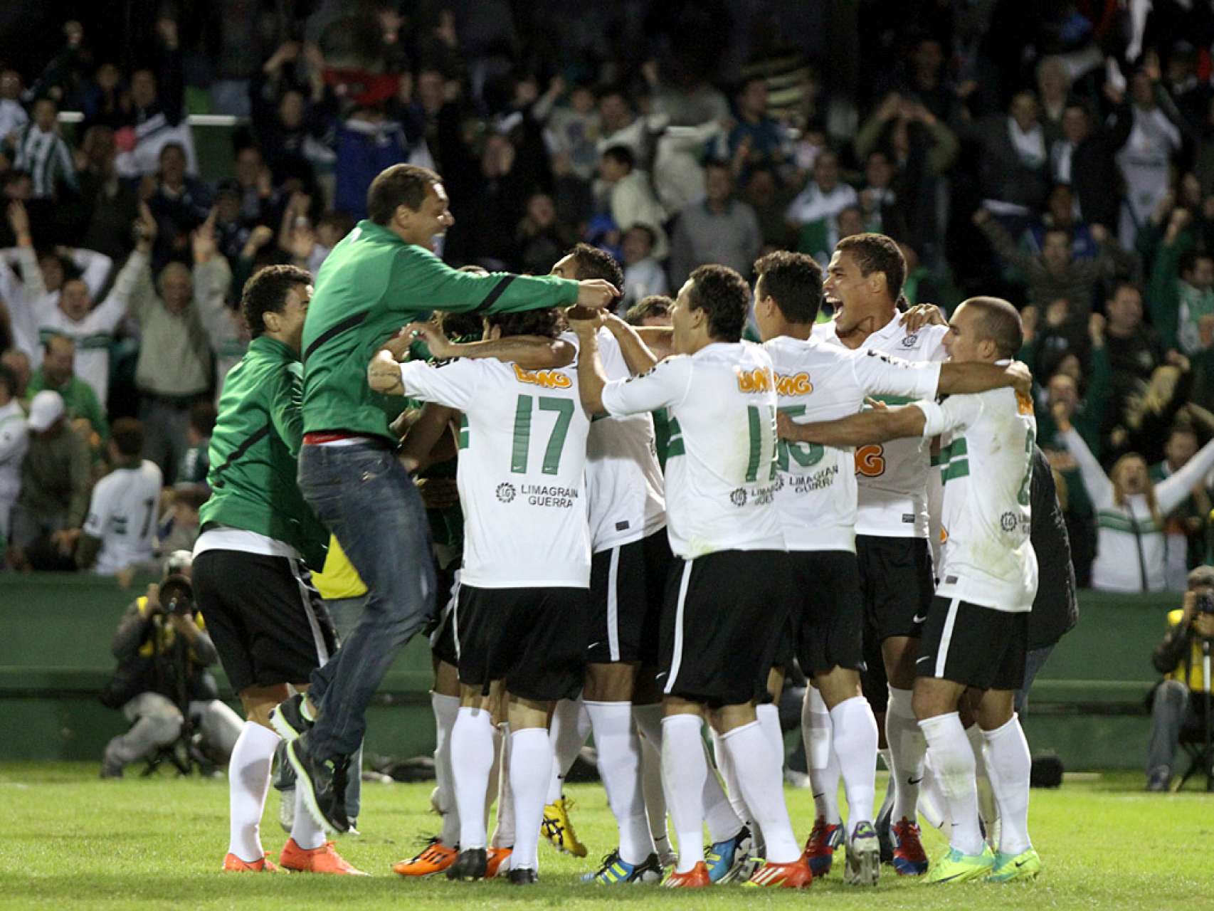 Coxa vence e � Tricampe�o