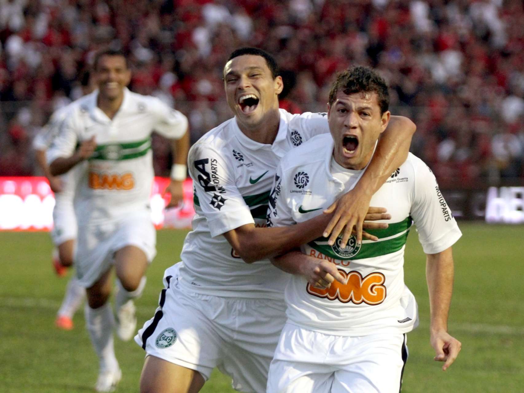 Aquino comemora gol importante