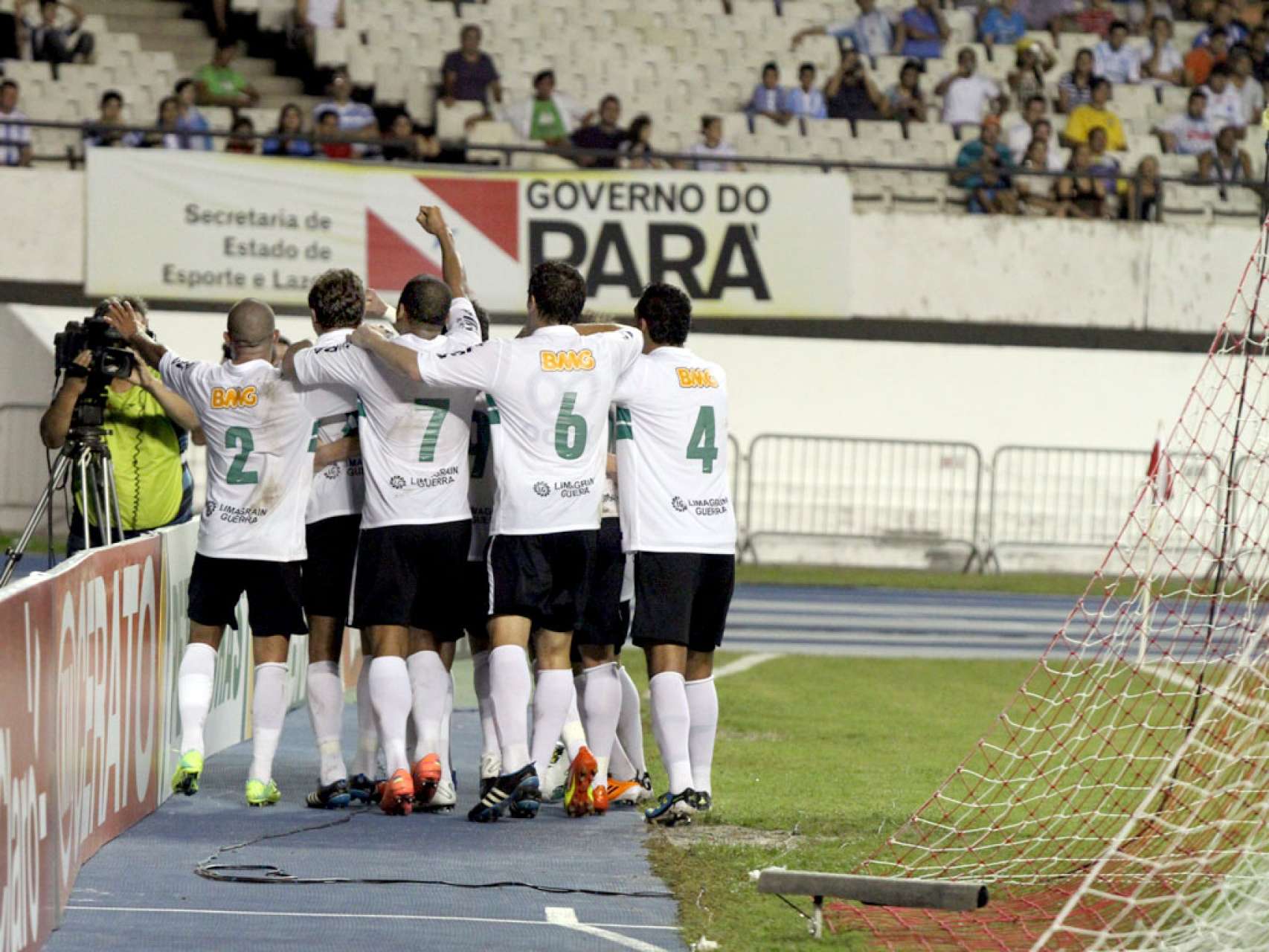 Coxa avan�a pela 5� vez �s quartas-de-final