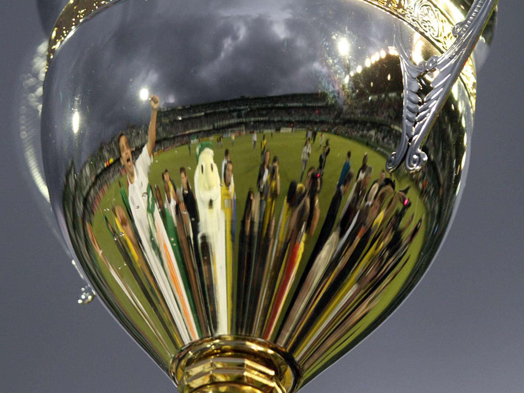 Coxa comemora conquista com os p�s no ch�o