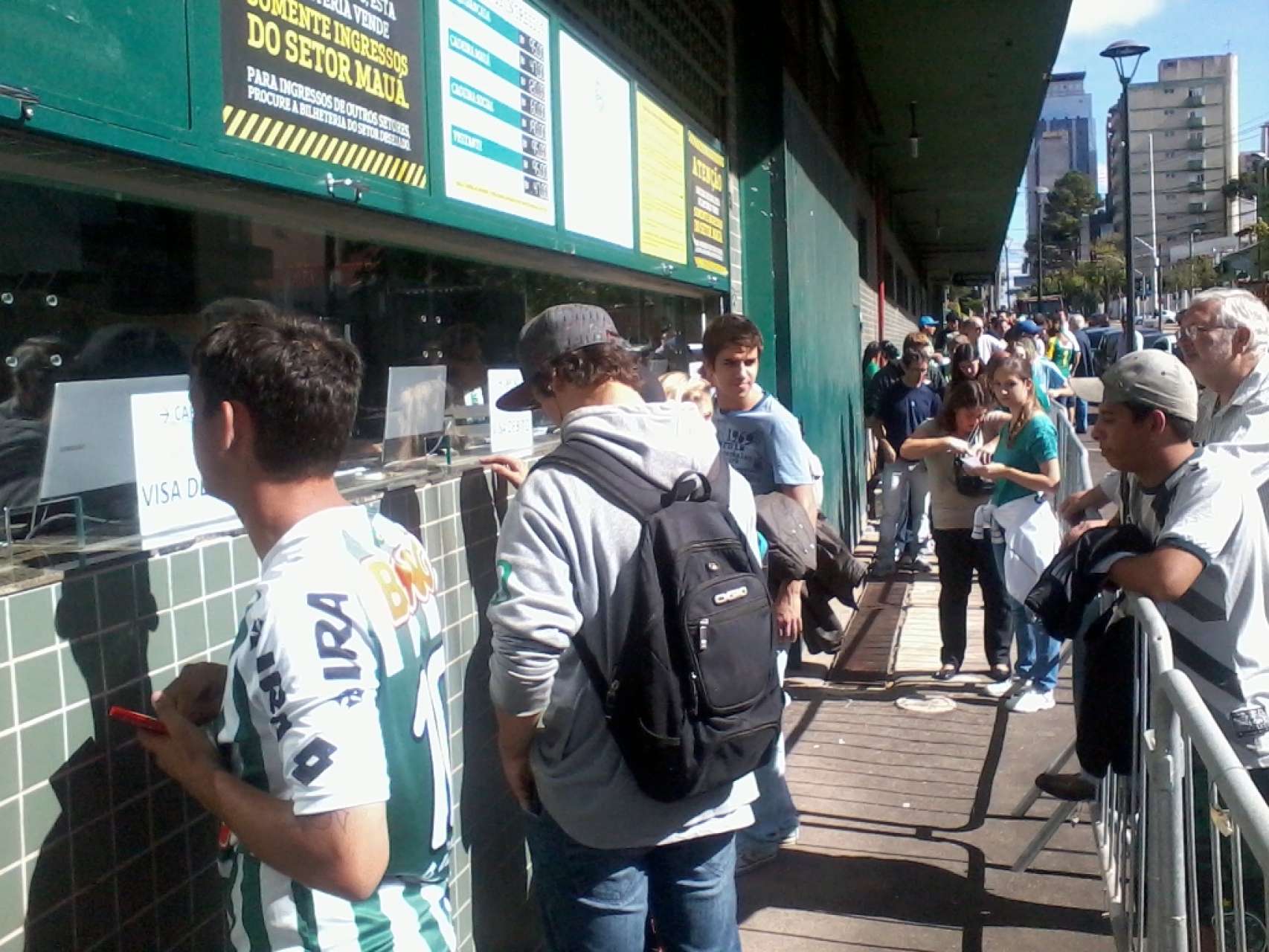Manh� come�a com fila para ingressos