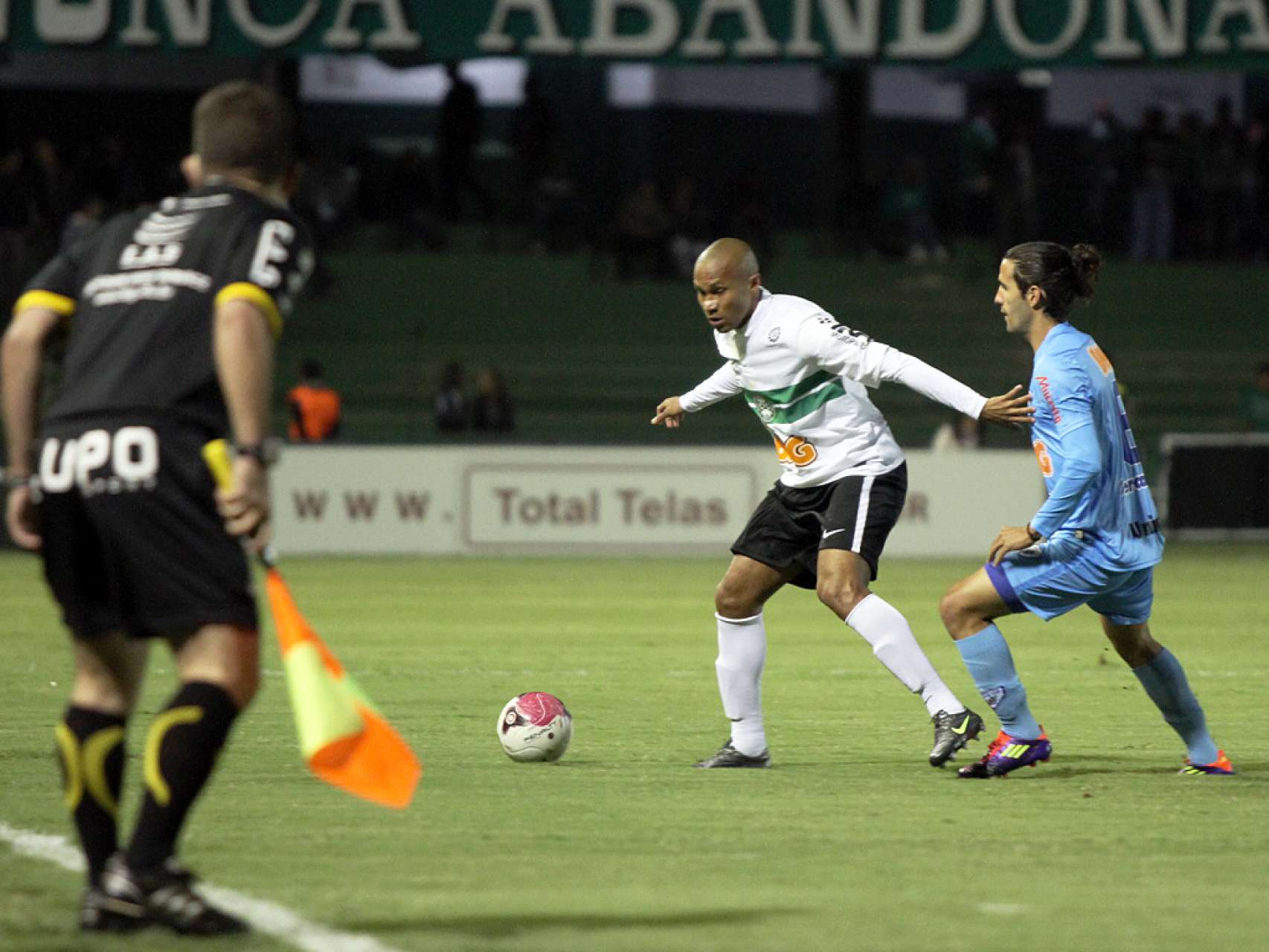 Jonas sente e fica fora da rela��o