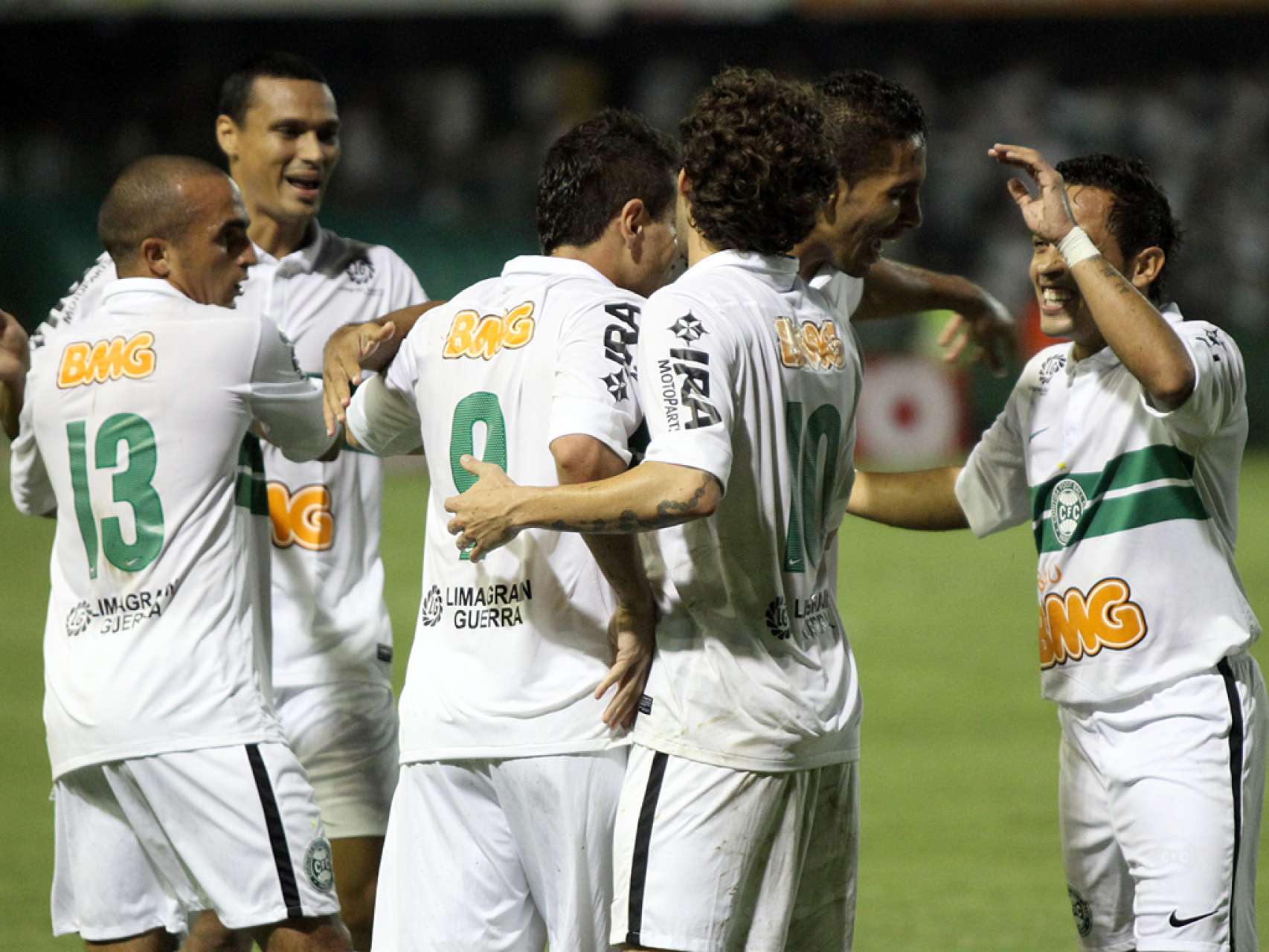 Coxa faz tr�s e se classifica 