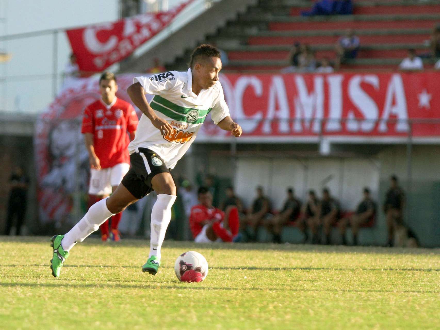 Prata da casa, Rafael Silva faz sua estreia no profissional