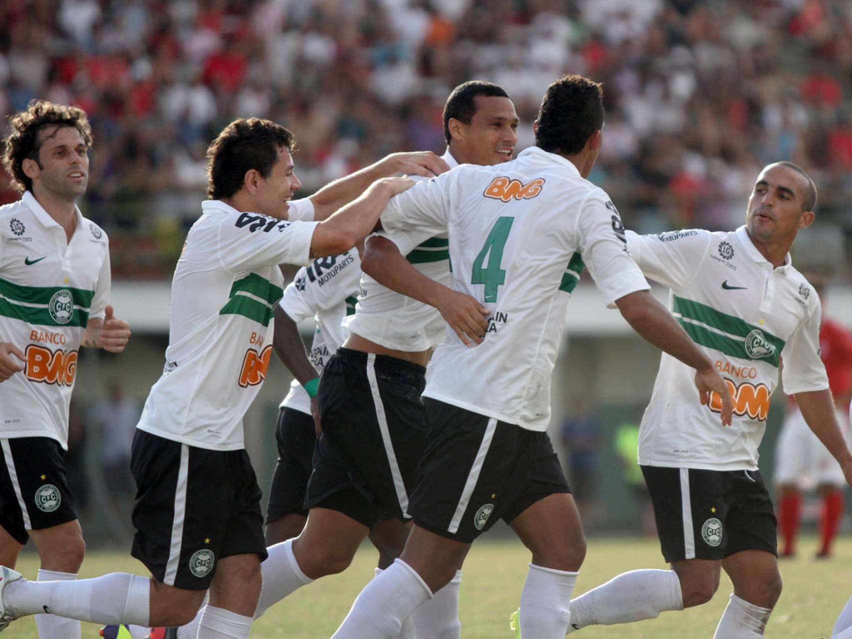 Coritiba vence e assume a lideran�a do returno