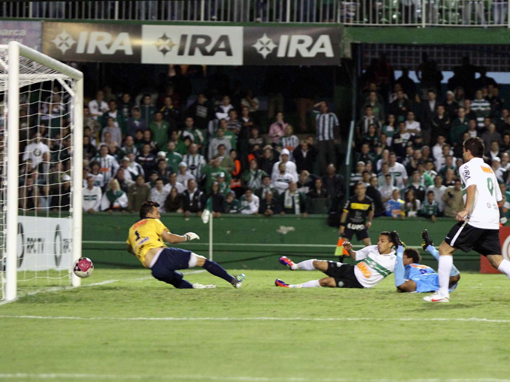Roberto faz seu primeiro gol com a camisa alviverde