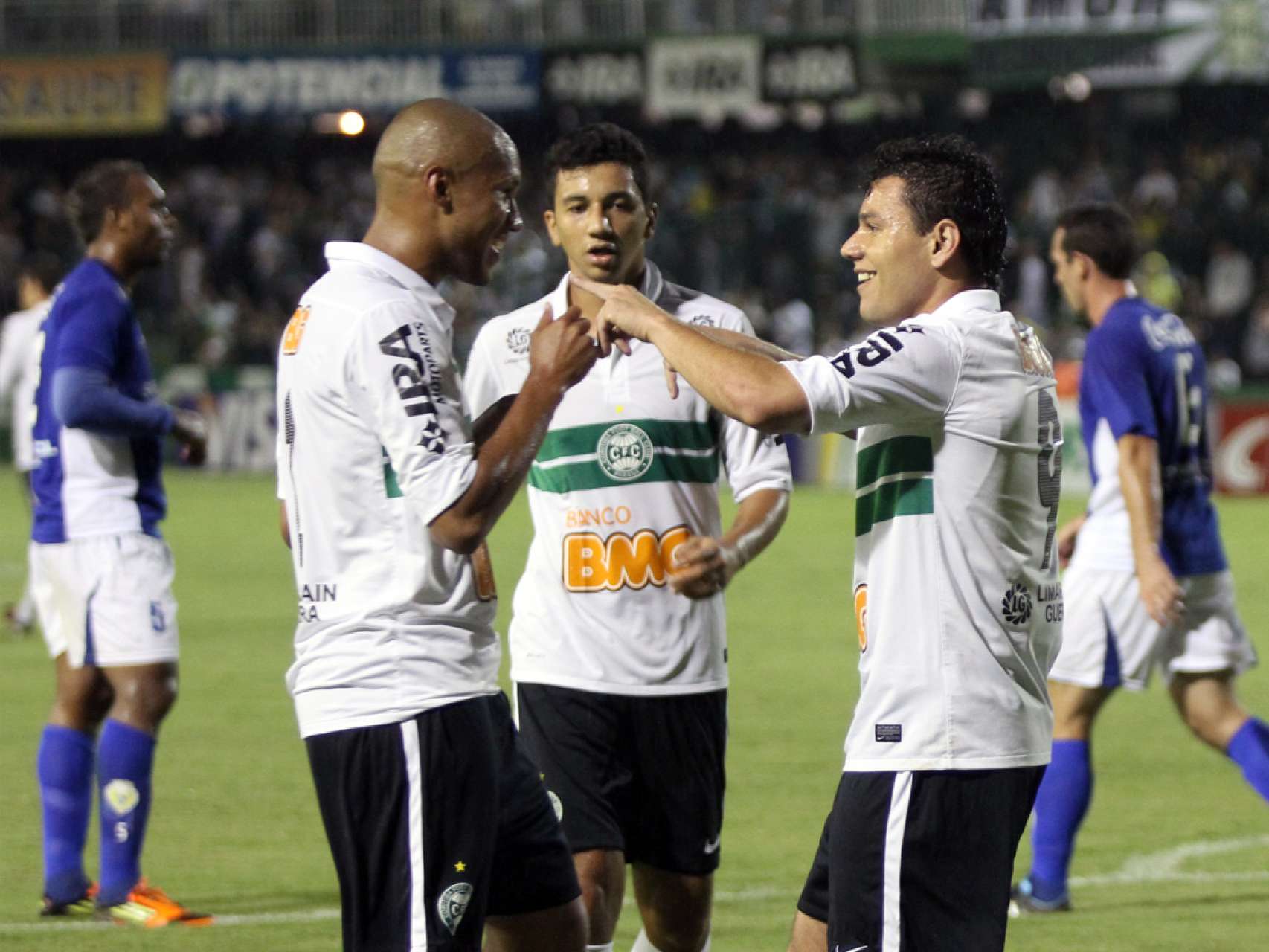 Coritiba vence e se classifica